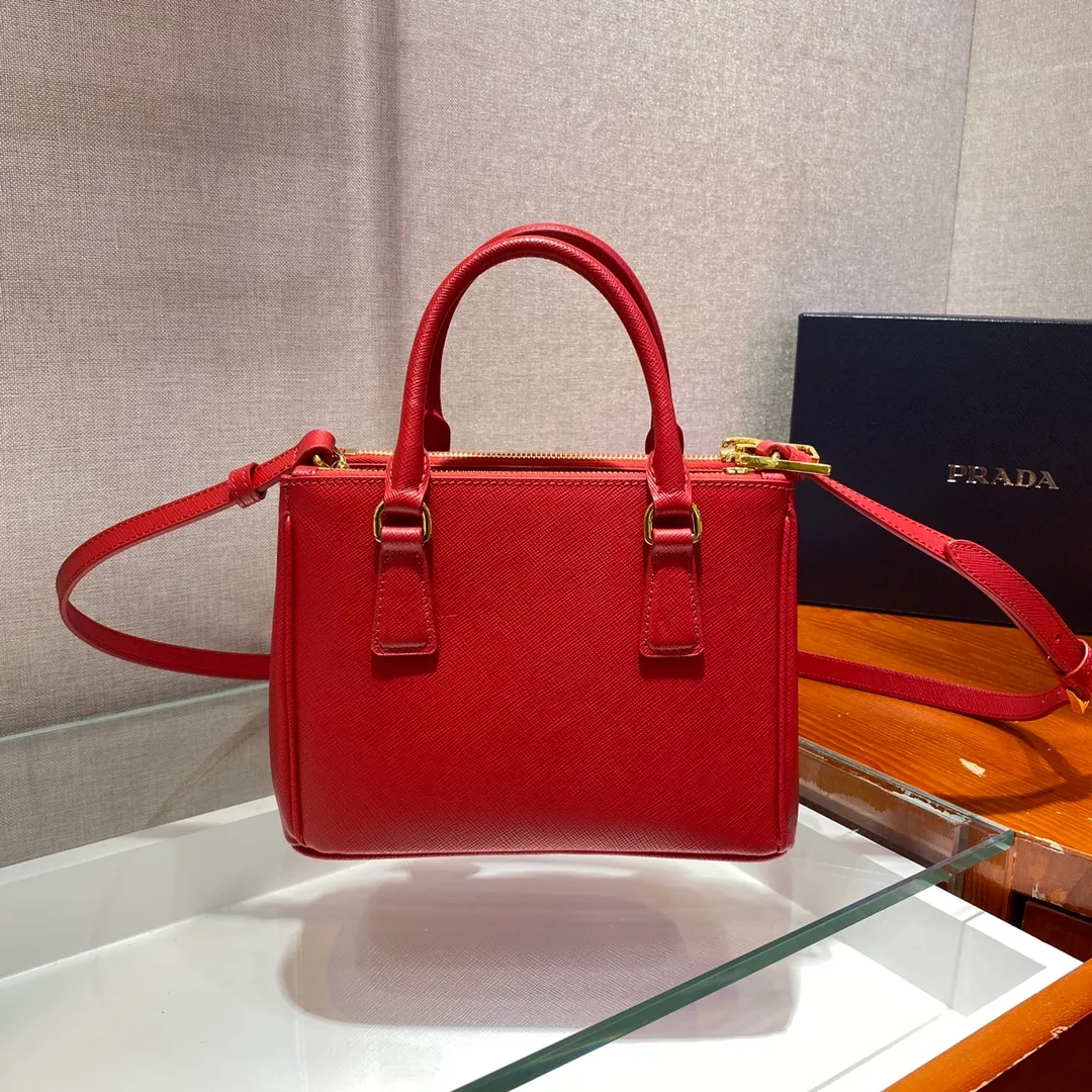 💰1700🎉Mini killer🎉1BA906, this Galleria handbag is made of iconic Saffiano leather, equipped with a detachable shoulder strap, top brushed hardware👍👍 It is a chic interpretation of classic and timeless elegance. For beauties in the current era of fashionable small bags. It’s worth owning, it can be used easily for girls’ daily travel📱💄🚗🔑, it has a large capacity, is beautiful and practical🙊🙊It is a bag that will never go out of style anytime you use it😘😘Hurry up and get it👏👏 Length 20x Height 15x Bottom 9.5cm