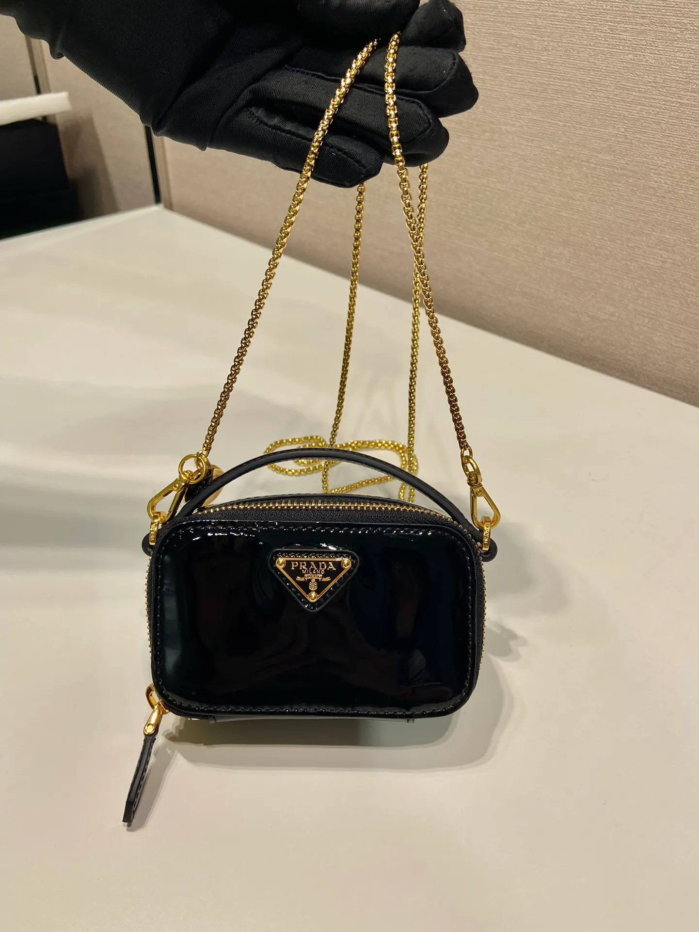 💰960🎉Mini cross-body bag🎉1NR025 mini size🎉🎉 This exquisite patent leather mini bag presents smooth and harmonious lines. Featuring leather handles and a detachable chain shoulder strap, featuring the signature triangle logo in enameled metal. My wife is lovely and worth having. Hurry up and get it🎉🎉Length 11x Height 6.5x Bottom 2.5cm🎉🎉👏👏