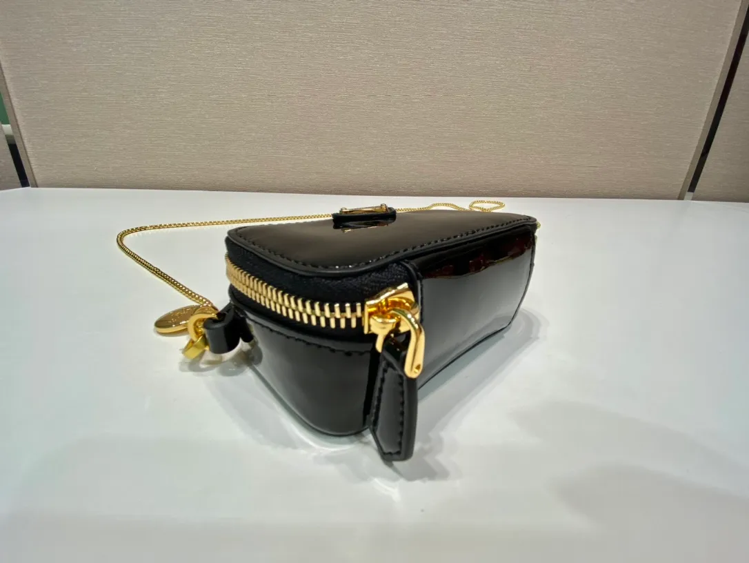 💰960🎉Mini cross-body bag🎉1NR025 mini size🎉🎉 This exquisite patent leather mini bag presents smooth and harmonious lines. Featuring leather handles and a detachable chain shoulder strap, featuring the signature triangle logo in enameled metal. My wife is lovely and worth having. Hurry up and get it🎉🎉Length 11x Height 6.5x Bottom 2.5cm🎉🎉👏👏