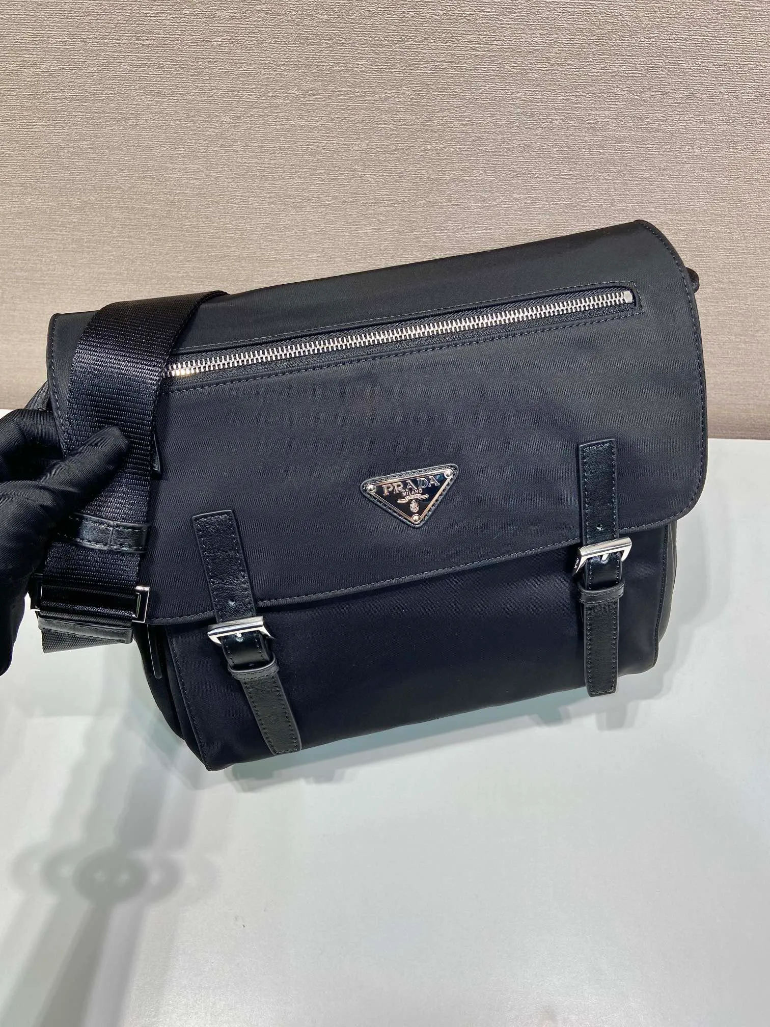 💰1100🎉Upgraded Messenger Bag🎉BD671B😘😘 This upgraded version is made of imported nylon fabric and calfskin piping. Adjustable fabric shoulder strap. Stainless steel hardware. Triangular enamel logo plate. Zipper and buckle closure. Two outer pockets, including one flap zipper pocket. Two inner pockets, including one zipper pocket. , suitable for both men and women🤙🤙lightweight and practical👏🏻👏🏻, length 30x height 25x bottom 12cm🤙🤙🤙💰💰💰