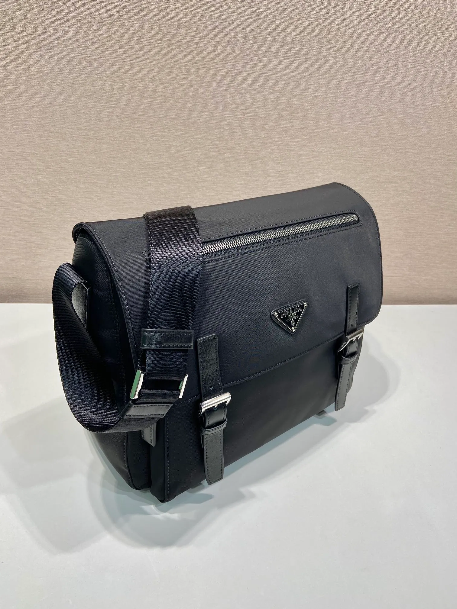 💰1100🎉Upgraded Messenger Bag🎉BD671B😘😘 This upgraded version is made of imported nylon fabric and calfskin piping. Adjustable fabric shoulder strap. Stainless steel hardware. Triangular enamel logo plate. Zipper and buckle closure. Two outer pockets, including one flap zipper pocket. Two inner pockets, including one zipper pocket. , suitable for both men and women🤙🤙lightweight and practical👏🏻👏🏻, length 30x height 25x bottom 12cm🤙🤙🤙💰💰💰