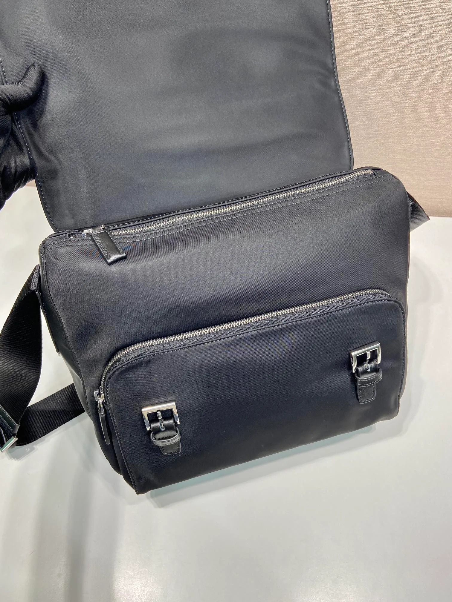 💰1100🎉Upgraded Messenger Bag🎉BD671B😘😘 This upgraded version is made of imported nylon fabric and calfskin piping. Adjustable fabric shoulder strap. Stainless steel hardware. Triangular enamel logo plate. Zipper and buckle closure. Two outer pockets, including one flap zipper pocket. Two inner pockets, including one zipper pocket. , suitable for both men and women🤙🤙lightweight and practical👏🏻👏🏻, length 30x height 25x bottom 12cm🤙🤙🤙💰💰💰