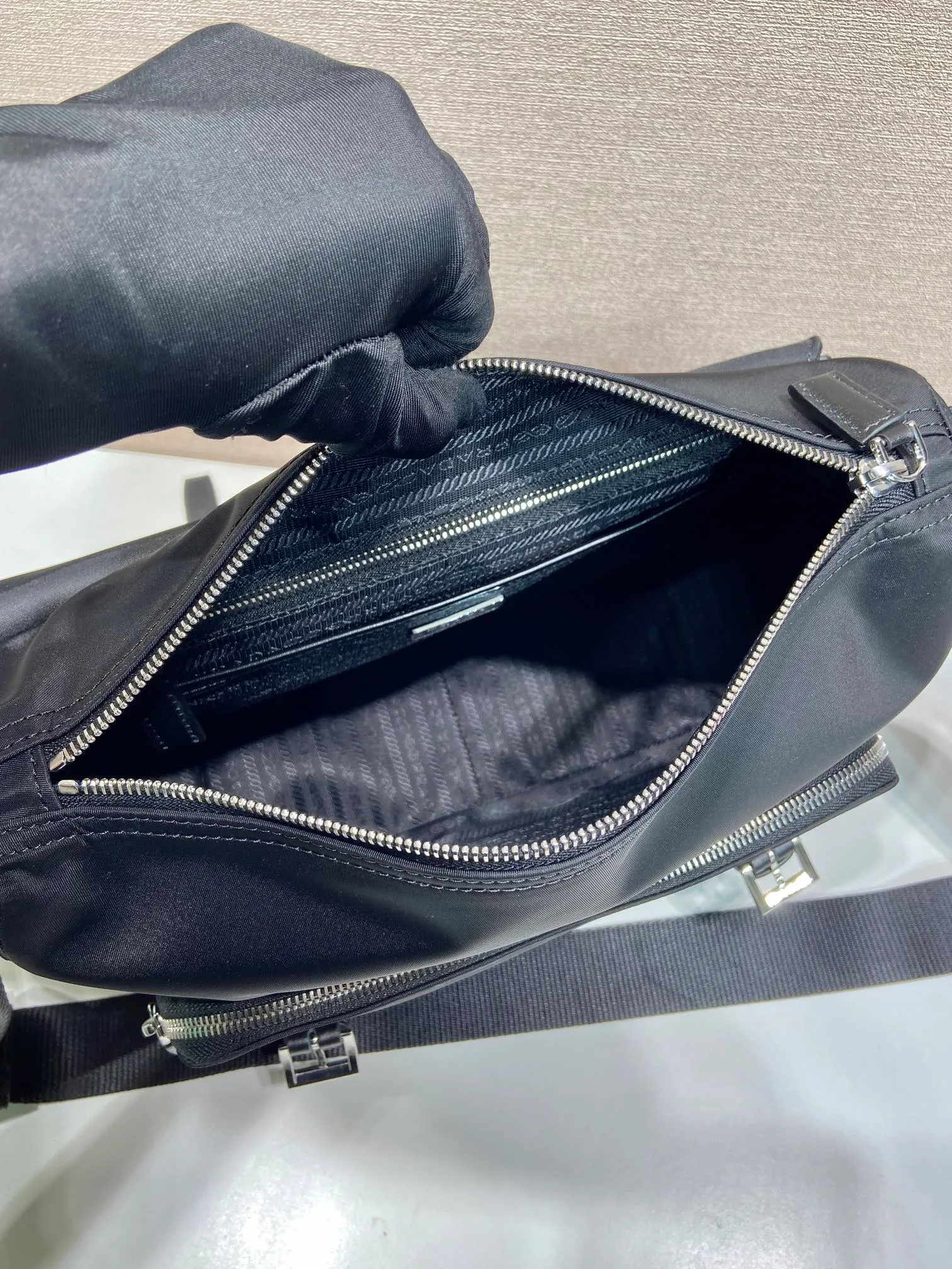 💰1100🎉Upgraded Messenger Bag🎉BD671B😘😘 This upgraded version is made of imported nylon fabric and calfskin piping. Adjustable fabric shoulder strap. Stainless steel hardware. Triangular enamel logo plate. Zipper and buckle closure. Two outer pockets, including one flap zipper pocket. Two inner pockets, including one zipper pocket. , suitable for both men and women🤙🤙lightweight and practical👏🏻👏🏻, length 30x height 25x bottom 12cm🤙🤙🤙💰💰💰