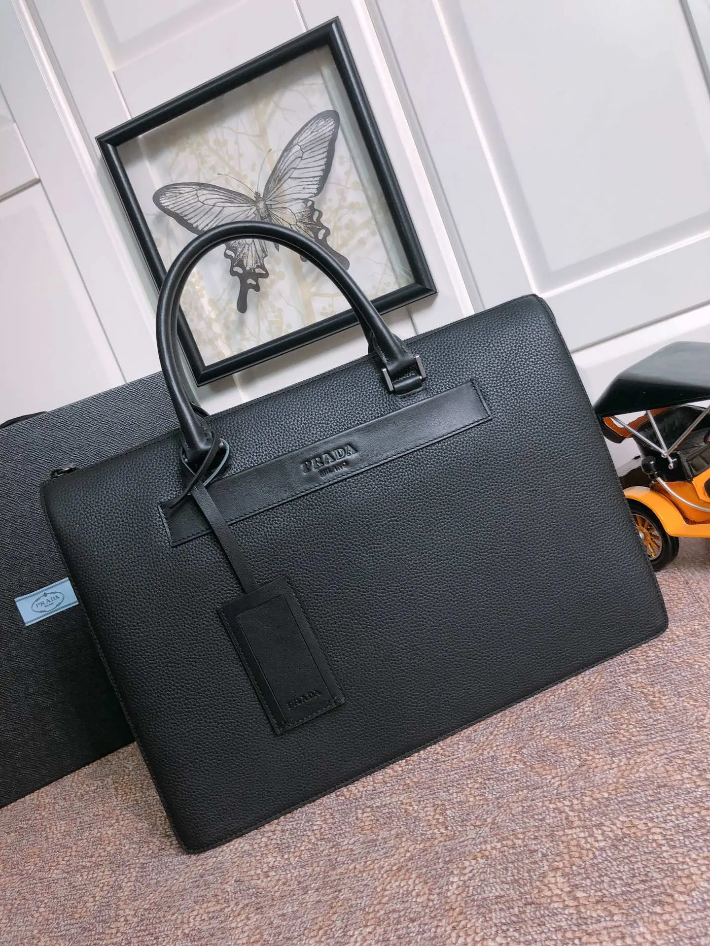 💰2160,🔆Exclusive debut🔆New men's bag 2VG041👏🏻👏🏻Original item🤙🤙Made of imported calfskin material, double leather handles, one front pocket and one back pocket, both with magnetic buckle closure, pull closure, three Internal compartments, a zipper pocket and two mobile phone pockets, internal logo plate, triangular enamel logo on the back, embossed logo on the front, many compartments, men, hurry up and get started🙊🙊 Length 40x Height 29X Bottom 7cm
