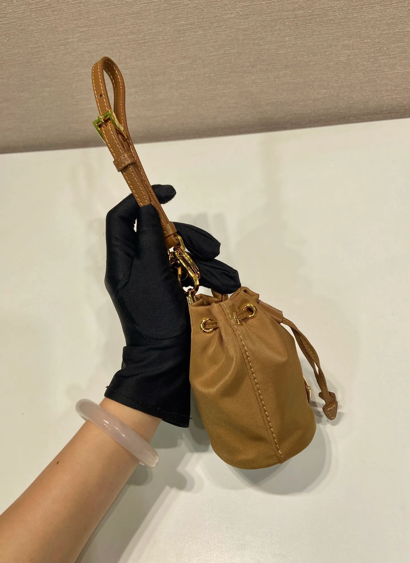 💰380🎉mini bucket bag🎉1TT202 new color🎉🎉 This bucket-shaped mini bag is made of Re-Nylon, with a drawstring design at the mouth, and exquisite details such as leather wristbands and gold-plated hardware. The capacity is large, and cards/car keys🔑/lipstick💄 are all no problem. The mini bucket bag you have been longing for has arrived👏👏 Length 8.5x Height 10.5cm🎉🎉🎉👏👏👏