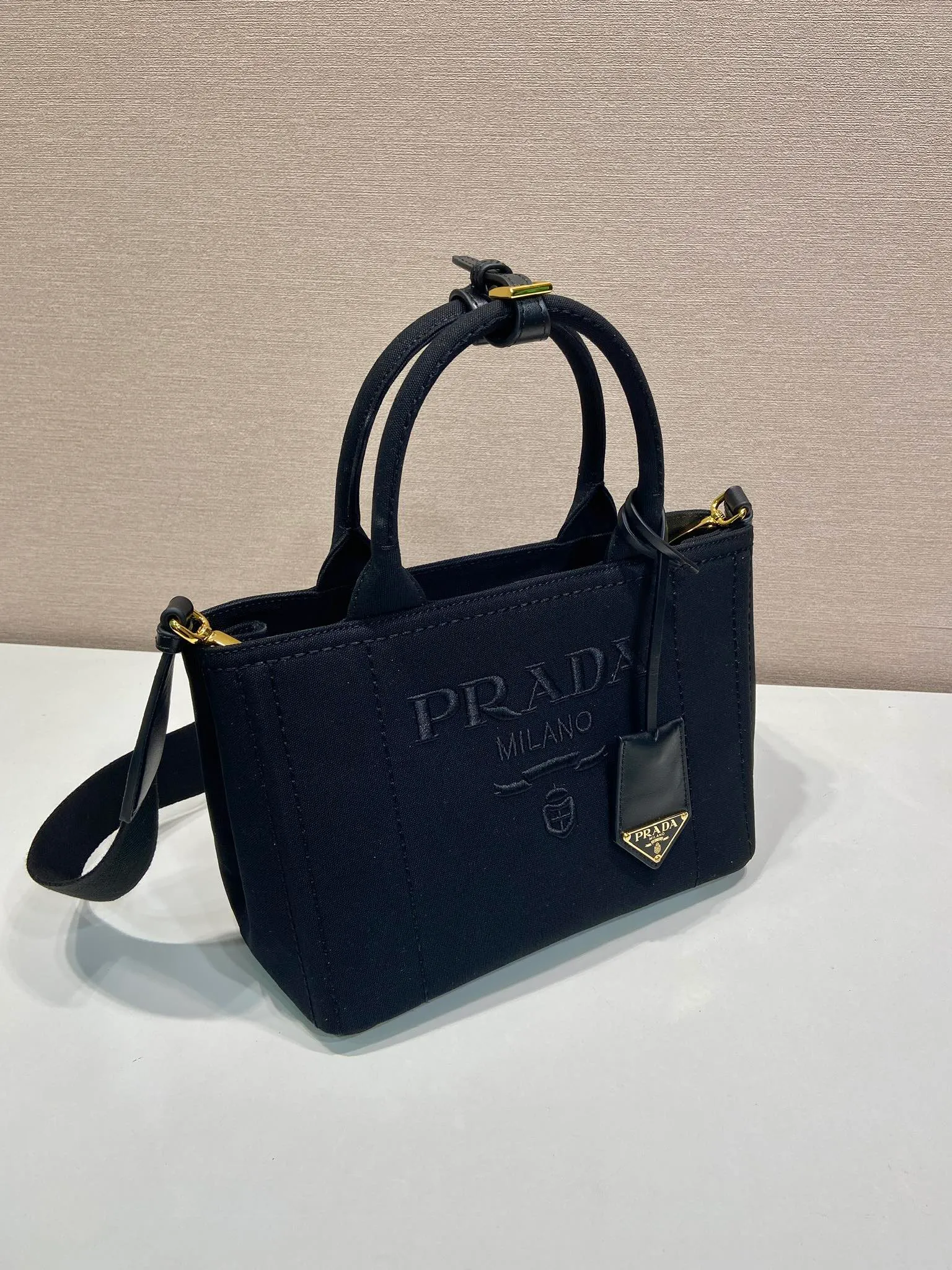 💰1160🎉New handbag🎉1BG464 small🎉🎉 This mini handbag is inspired by the timeless elements of nautical style and reinterprets the classic style. Made of cotton canvas with leather trim for a sophisticated and versatile look. Canvas handle, detachable and adjustable logo-printed woven shoulder strap, detachable leather keychain, can be carried by hand or shoulder, large capacity, so beautiful, another timeless and popular style🎉🎉worth owning🎉🎉92698580 Length 26x height 19x bottom 15cm🎉🎉🎉💰💰💰