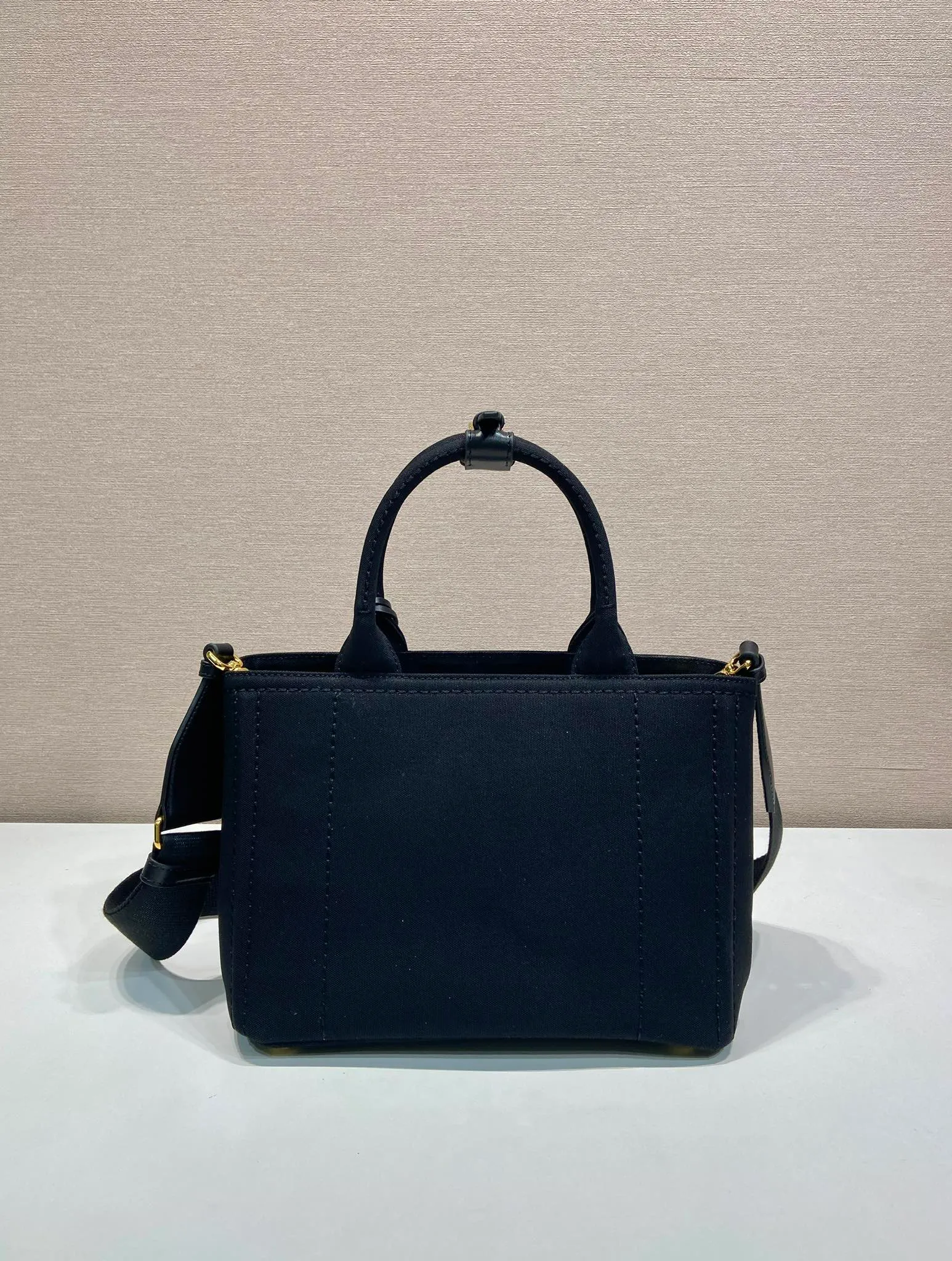 💰1160🎉New handbag🎉1BG464 small🎉🎉 This mini handbag is inspired by the timeless elements of nautical style and reinterprets the classic style. Made of cotton canvas with leather trim for a sophisticated and versatile look. Canvas handle, detachable and adjustable logo-printed woven shoulder strap, detachable leather keychain, can be carried by hand or shoulder, large capacity, so beautiful, another timeless and popular style🎉🎉worth owning🎉🎉92698580 Length 26x height 19x bottom 15cm🎉🎉🎉💰💰💰