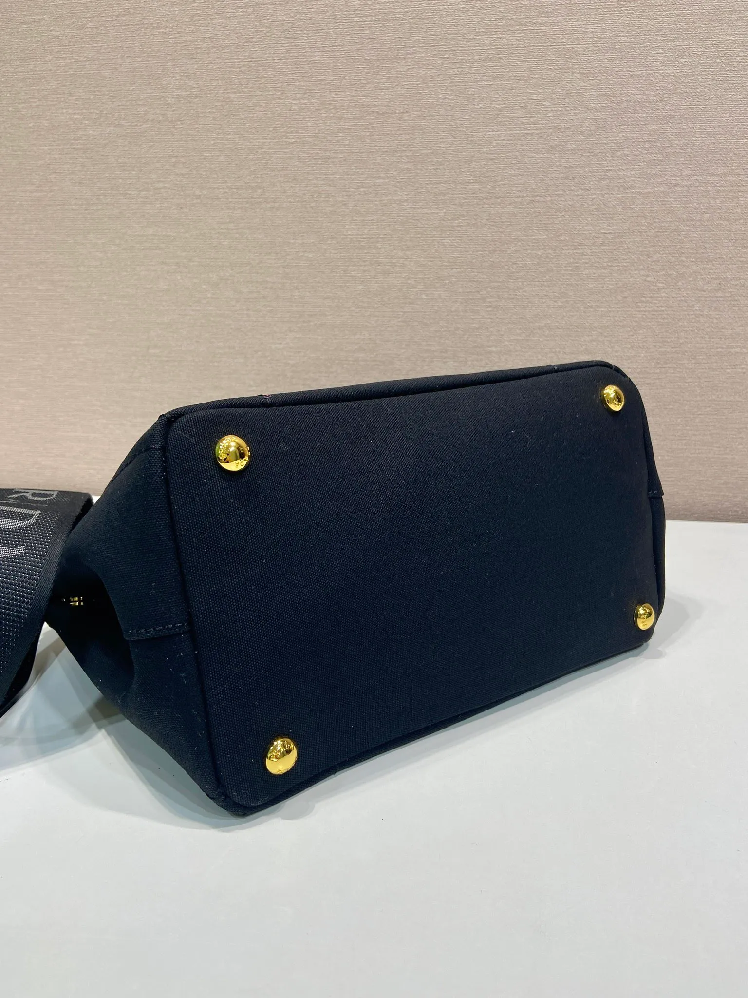 💰1160🎉New handbag🎉1BG464 small🎉🎉 This mini handbag is inspired by the timeless elements of nautical style and reinterprets the classic style. Made of cotton canvas with leather trim for a sophisticated and versatile look. Canvas handle, detachable and adjustable logo-printed woven shoulder strap, detachable leather keychain, can be carried by hand or shoulder, large capacity, so beautiful, another timeless and popular style🎉🎉worth owning🎉🎉92698580 Length 26x height 19x bottom 15cm🎉🎉🎉💰💰💰