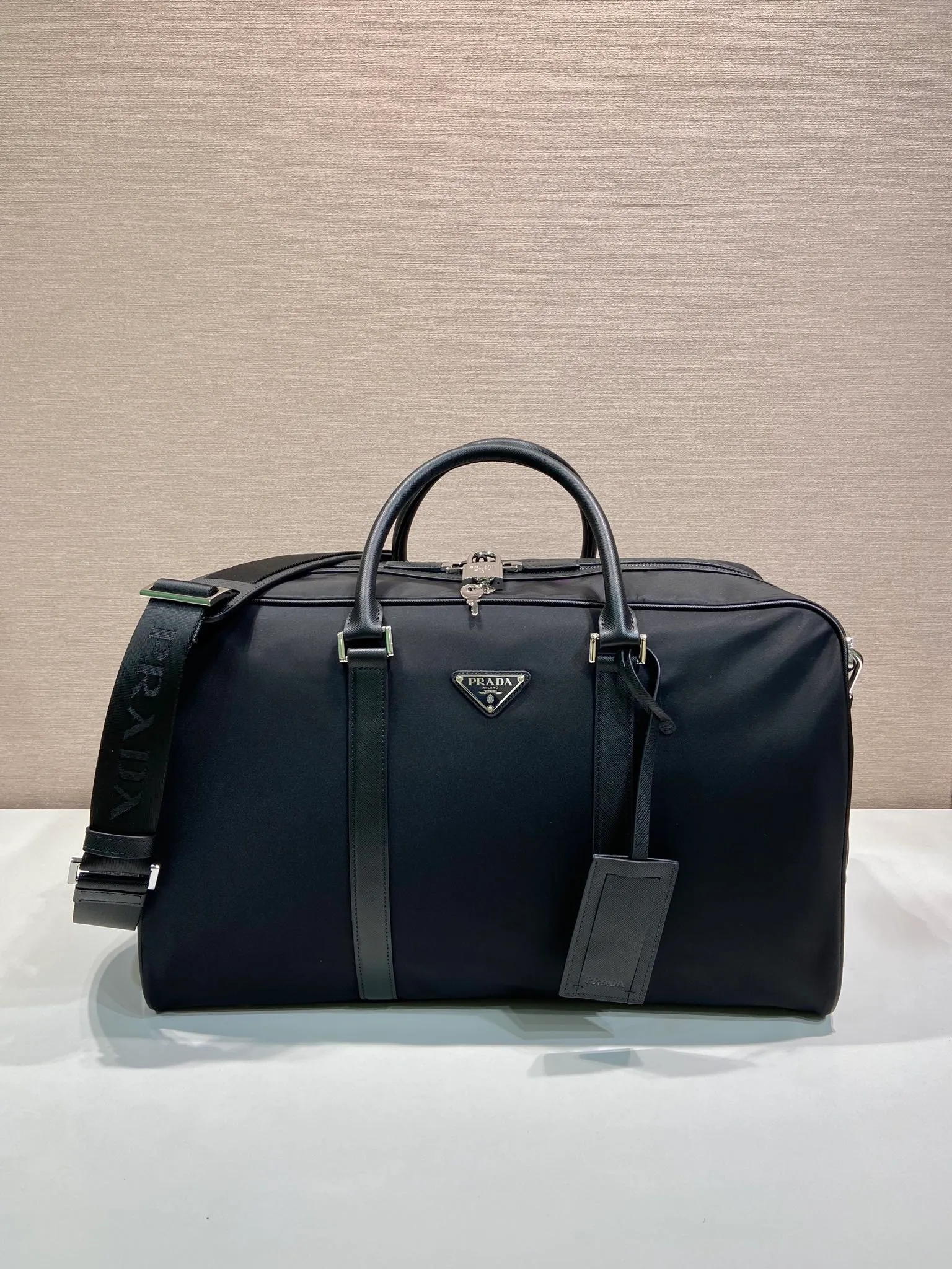 💰1520🎉New travel bag🎉2VC014🎉🎉 This Re-Nylon travel bag is decorated with exquisite Saffiano leather trim, presenting a modern and elegant charm. The detachable shoulder strap makes it easy to carry, and the signature metal triangle logo highlights the brand's style. Large capacity, light and practical, a must-have for travel🎉🎉 Length 45x Height 27x Bottom 23cm🎉🎉🎉💰💰💰