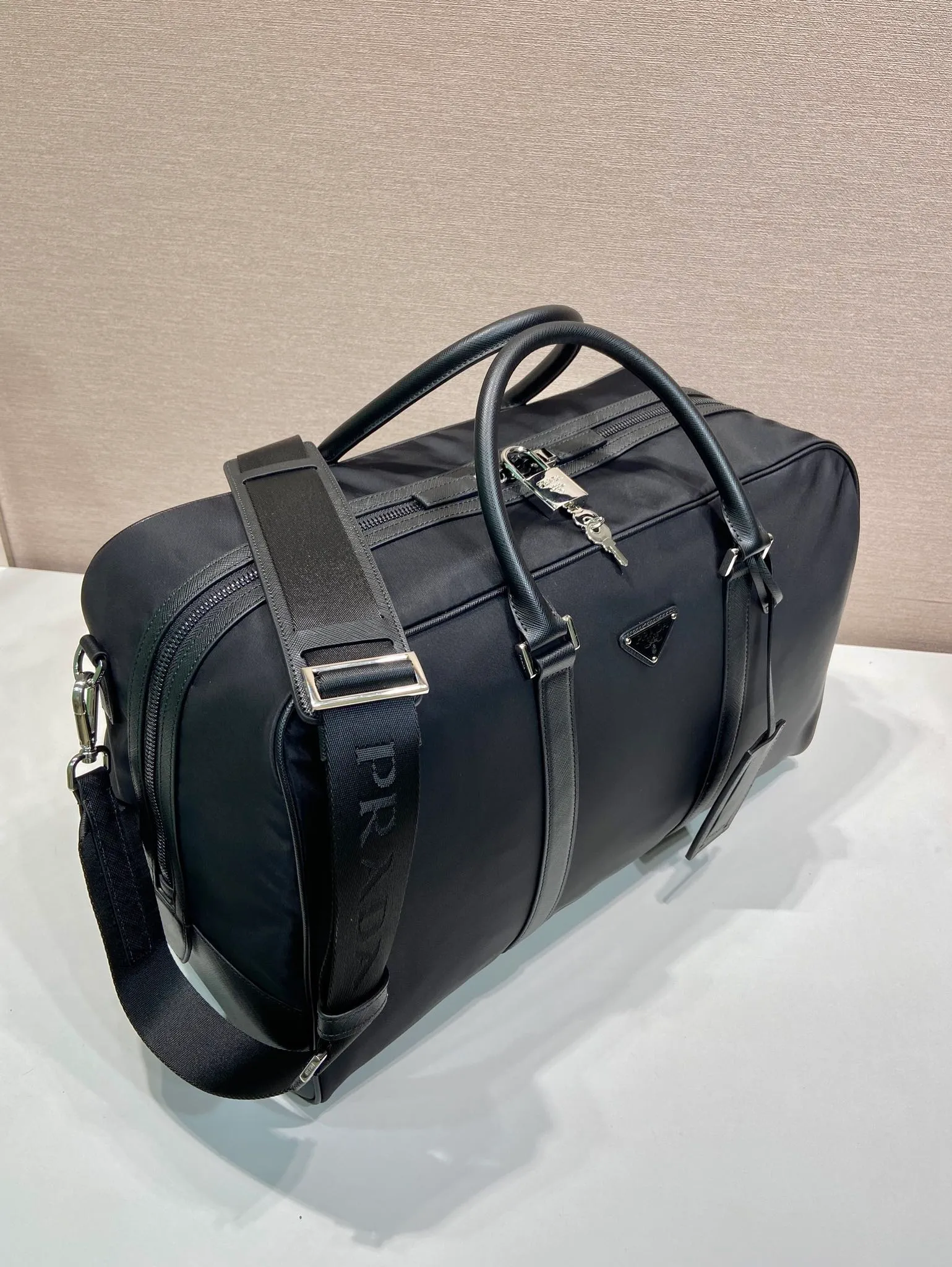 💰1520🎉New travel bag🎉2VC014🎉🎉 This Re-Nylon travel bag is decorated with exquisite Saffiano leather trim, presenting a modern and elegant charm. The detachable shoulder strap makes it easy to carry, and the signature metal triangle logo highlights the brand's style. Large capacity, light and practical, a must-have for travel🎉🎉 Length 45x Height 27x Bottom 23cm🎉🎉🎉💰💰💰