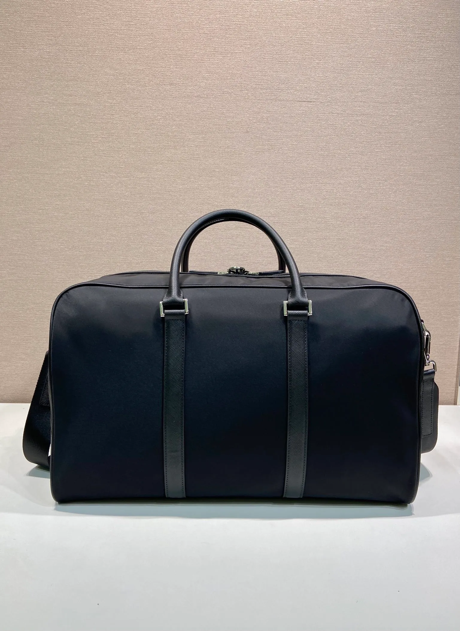 💰1520🎉New travel bag🎉2VC014🎉🎉 This Re-Nylon travel bag is decorated with exquisite Saffiano leather trim, presenting a modern and elegant charm. The detachable shoulder strap makes it easy to carry, and the signature metal triangle logo highlights the brand's style. Large capacity, light and practical, a must-have for travel🎉🎉 Length 45x Height 27x Bottom 23cm🎉🎉🎉💰💰💰