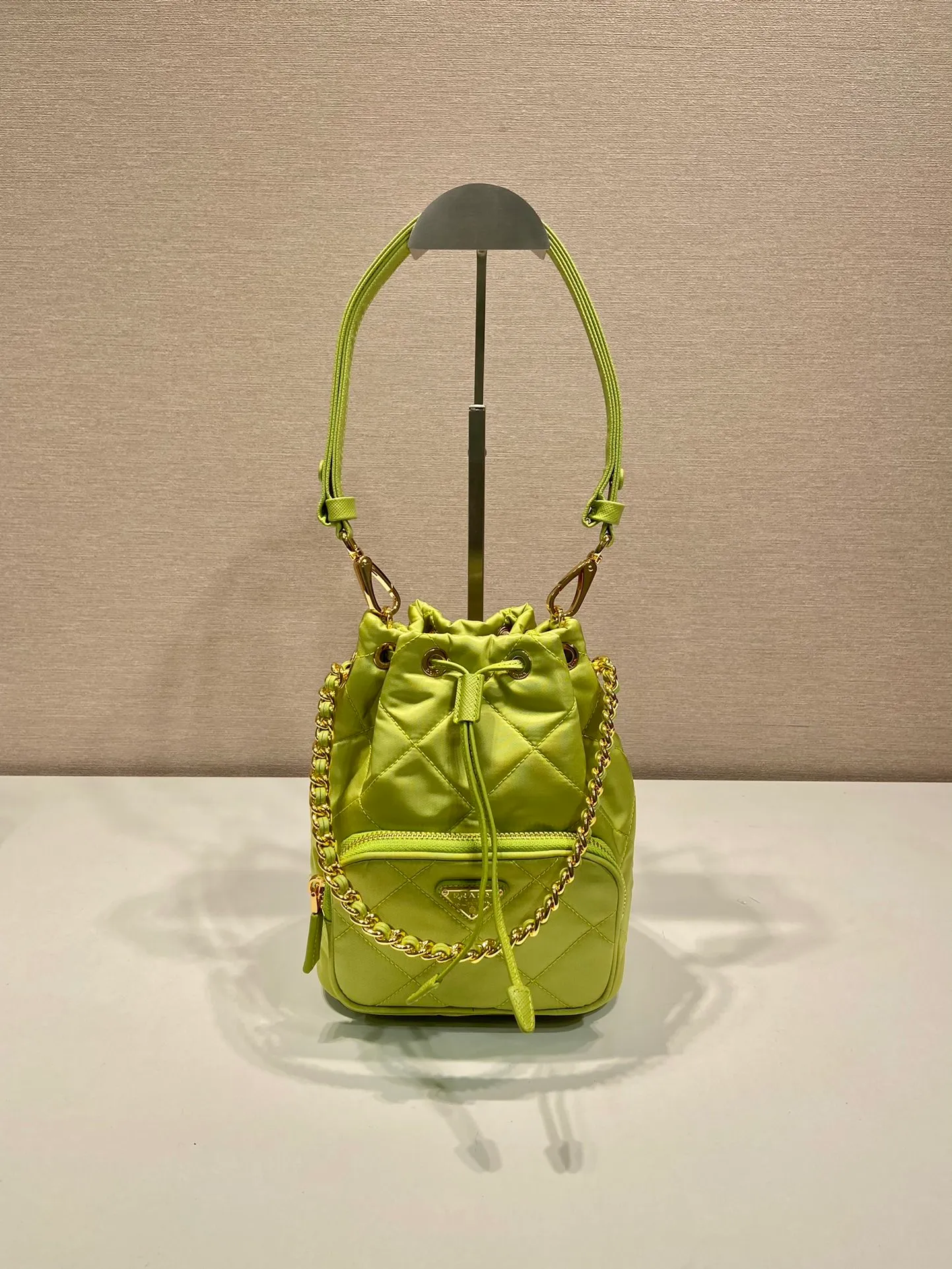 💰1060🎉Embroidered Check Bucket Bag🎉1BH038🎉 This versatile Re-Nylon regenerated nylon shoulder bag features a padded and topstitched design. The complex hand-made rhombus stitching pattern is finished. It is equipped with 2 detachable iron bars and an adjustable long shoulder strap of cowhide. It comes with a bag of triangles and can be worn on the shoulder/handheld/crossbody. It’s perfect. Beautiful upper body tattoos. Large space, convenient and practical🎉🎉Hurry up and get it🎉🎉 Length 22.5x Height 17.5x Bottom 12cm🎉🎉🎉👏👏👏