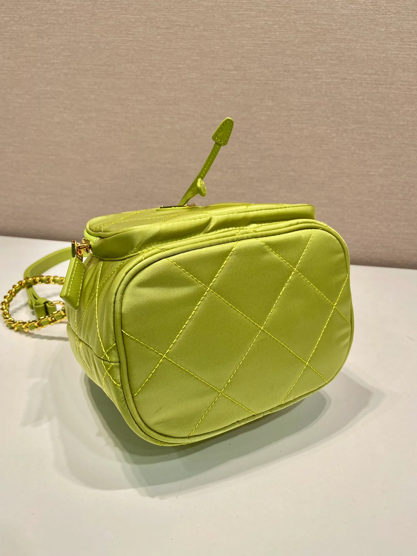 💰1060🎉Embroidered Check Bucket Bag🎉1BH038🎉 This versatile Re-Nylon regenerated nylon shoulder bag features a padded and topstitched design. The complex hand-made rhombus stitching pattern is finished. It is equipped with 2 detachable iron bars and an adjustable long shoulder strap of cowhide. It comes with a bag of triangles and can be worn on the shoulder/handheld/crossbody. It’s perfect. Beautiful upper body tattoos. Large space, convenient and practical🎉🎉Hurry up and get it🎉🎉 Length 22.5x Height 17.5x Bottom 12cm🎉🎉🎉👏👏👏