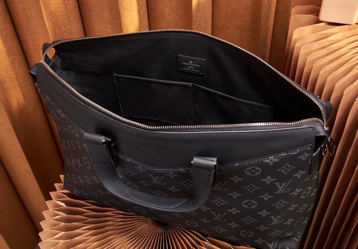 P¥800, 👉nfc dynamic chip version👈 [Top-grade original all-steel hardware] Injecting a mature atmosphere into the office space, this modern briefcase displays a pleasant business style with tough Eclipse Monogram canvas and unique design details. The spacious inner compartment of the bag features a darker, more modern iconic Monogram pattern. Eclipse Monogram canvas - Textile lining - Epi leather and fabric accessories - Adjustable and removable leather shoulder strap - 3 internal slip pockets! ! Model: M40566; Size: 39x28x11CM