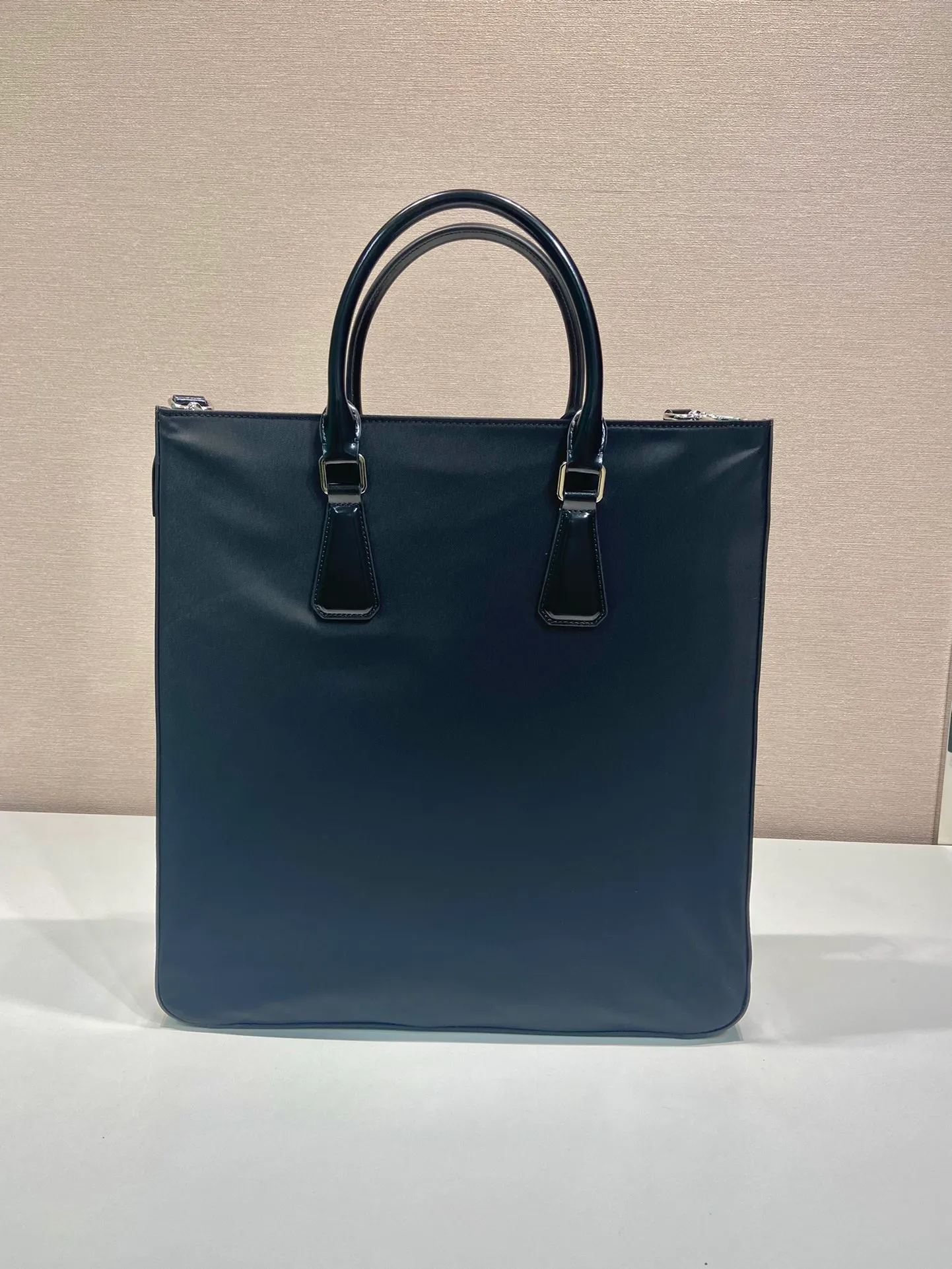💰1320🎉New Tote Bag🎉2VG115🎉👏 This simple tote bag combines the innovative regenerated nylon fabric Re-Nylon with glossy leather to highlight contemporary charm. With simple details, the leather handles and detachable shoulder strap allow for a variety of shoulder styles, giving you a versatile look. Outstanding in its practicality, the enameled triangular metal logo adds a distinctive touch. Fashionable, simple and elegant, handsome guys. Hurry up and get it🎉 Length 36x Height 38x Bottom 7cm🎉🎉🎉👏👏👏