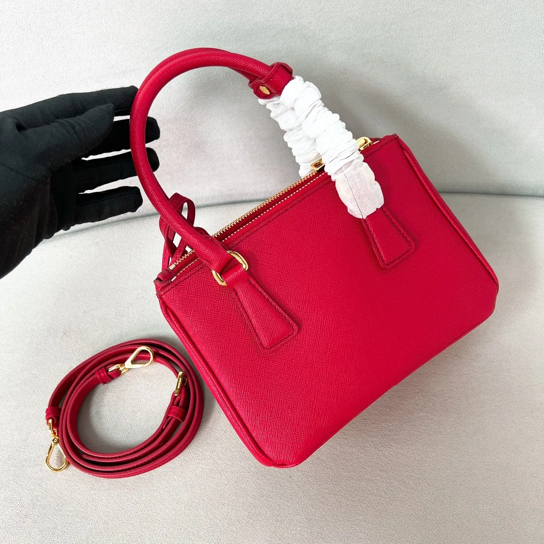 💰1700✨New product launch✨2025 early spring new Galleria Saffiano leather handbag - "Killer Bag" Mini No. 1BA906 People who understand fashion love killer bags. The bag should look like a killer bag. Carefully crafted with Saffiano cross pattern imported from Italy. Minimalist and capable bag shape with triangular metal lettering logo. Double zipper design of the middle main bag with extra large capacity. Double handles and detachable shoulder straps make it It can be carried by hand or carried across the shoulder. It can be opened and closed with side snap buttons. The bag body changes to add elegance and elegance. It is small and exquisite, adding a playful and fashionable feel. Size 20*14.5*9.5 Red