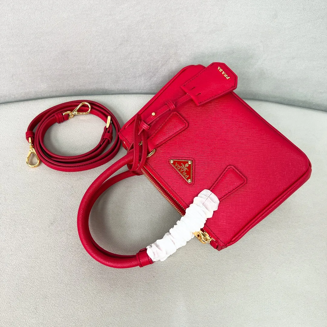 💰1700✨New product launch✨2025 early spring new Galleria Saffiano leather handbag - "Killer Bag" Mini No. 1BA906 People who understand fashion love killer bags. The bag should look like a killer bag. Carefully crafted with Saffiano cross pattern imported from Italy. Minimalist and capable bag shape with triangular metal lettering logo. Double zipper design of the middle main bag with extra large capacity. Double handles and detachable shoulder straps make it It can be carried by hand or carried across the shoulder. It can be opened and closed with side snap buttons. The bag body changes to add elegance and elegance. It is small and exquisite, adding a playful and fashionable feel. Size 20*14.5*9.5 Red