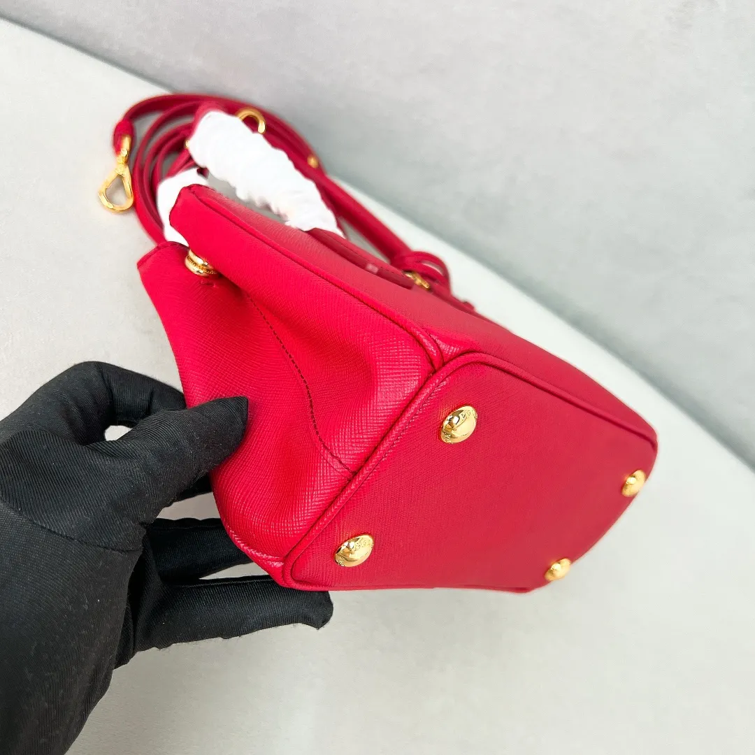 💰1700✨New product launch✨2025 early spring new Galleria Saffiano leather handbag - "Killer Bag" Mini No. 1BA906 People who understand fashion love killer bags. The bag should look like a killer bag. Carefully crafted with Saffiano cross pattern imported from Italy. Minimalist and capable bag shape with triangular metal lettering logo. Double zipper design of the middle main bag with extra large capacity. Double handles and detachable shoulder straps make it It can be carried by hand or carried across the shoulder. It can be opened and closed with side snap buttons. The bag body changes to add elegance and elegance. It is small and exquisite, adding a playful and fashionable feel. Size 20*14.5*9.5 Red