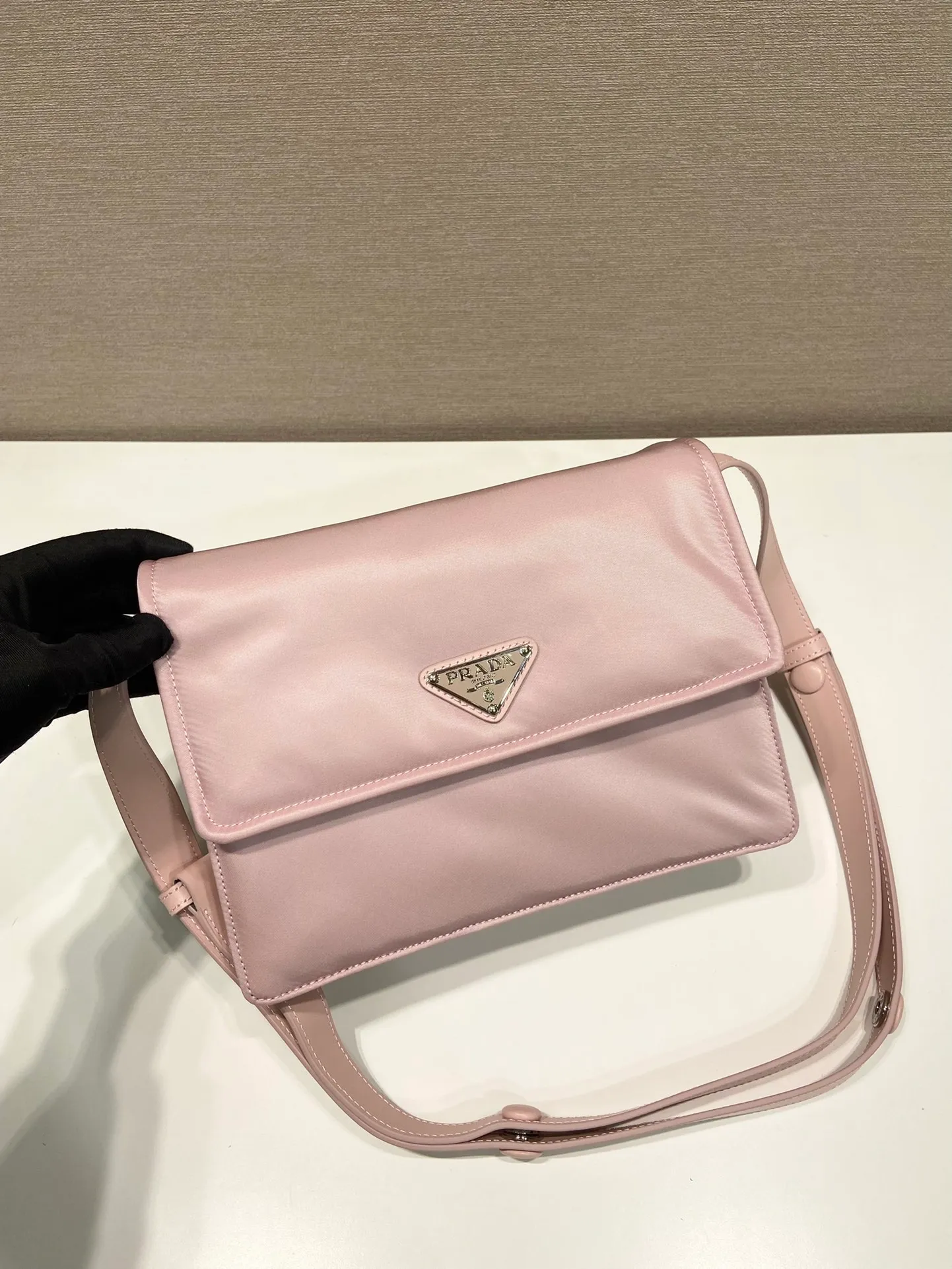 💰1120🎉The most popular mini messenger bag🎉New color/so cute😘This shoulder bag is made of unique padded nylon, and is equipped with an adjustable leather shoulder strap and a back pocket. The metal accessories give a touch of bright color and is low-key overall. Luxurious and versatile, the only difference is that it is not detachable. This design is more simple, but the style is still the same. 🙊🙊If you like babies, hurry up and get it. It is unisex and a popular style that will never go out of style. 👏👏Mini size🙊 Style number 1BD258, length 23.5x18x bottom 11cm