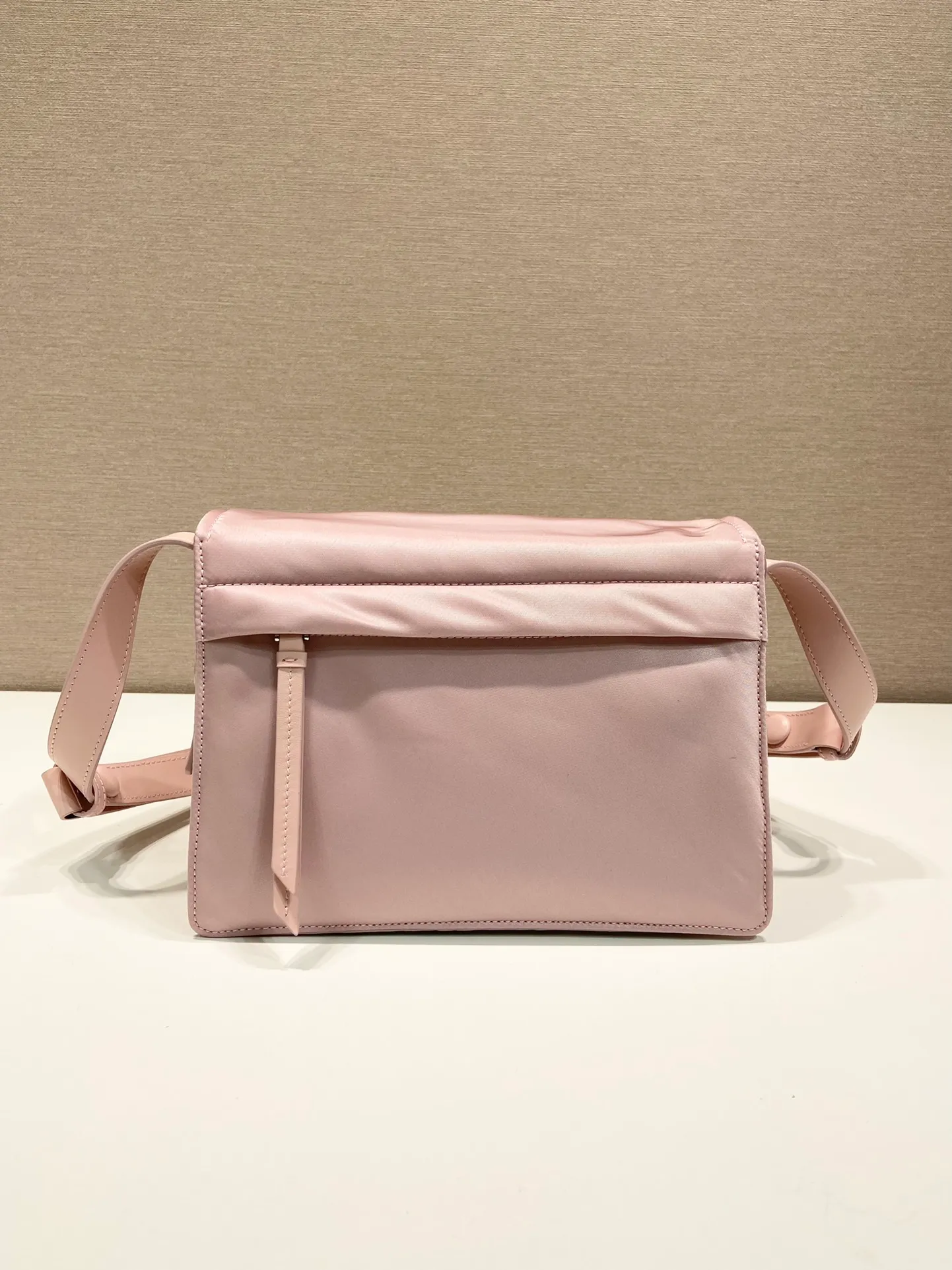 💰1120🎉The most popular mini messenger bag🎉New color/so cute😘This shoulder bag is made of unique padded nylon, and is equipped with an adjustable leather shoulder strap and a back pocket. The metal accessories give a touch of bright color and is low-key overall. Luxurious and versatile, the only difference is that it is not detachable. This design is more simple, but the style is still the same. 🙊🙊If you like babies, hurry up and get it. It is unisex and a popular style that will never go out of style. 👏👏Mini size🙊 Style number 1BD258, length 23.5x18x bottom 11cm