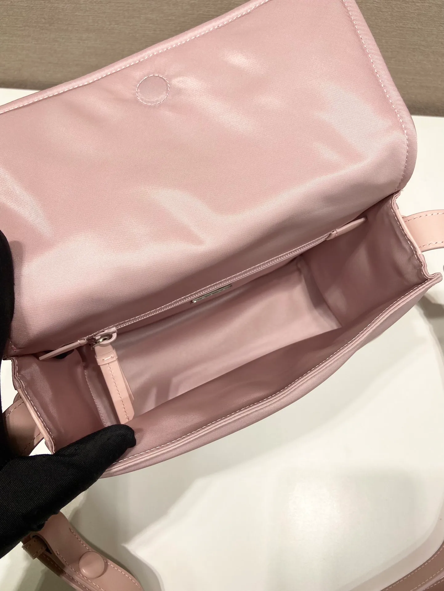 💰1120🎉The most popular mini messenger bag🎉New color/so cute😘This shoulder bag is made of unique padded nylon, and is equipped with an adjustable leather shoulder strap and a back pocket. The metal accessories give a touch of bright color and is low-key overall. Luxurious and versatile, the only difference is that it is not detachable. This design is more simple, but the style is still the same. 🙊🙊If you like babies, hurry up and get it. It is unisex and a popular style that will never go out of style. 👏👏Mini size🙊 Style number 1BD258, length 23.5x18x bottom 11cm