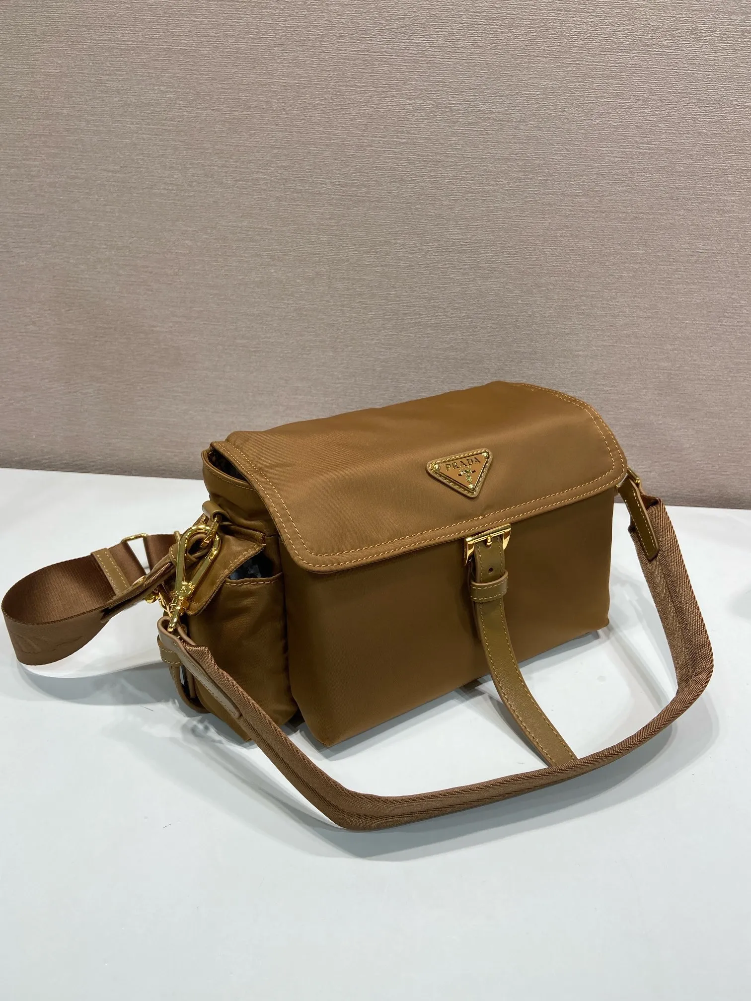 💰1240🎉New messenger bag🎉1BD394 new color🎉🎉 This handbag perfectly combines sophistication and functionality. It is made of recycled nylon material, has a soft outline and is equipped with multiple pockets. Combining sporty and versatile elements, the lightweight and practical design features an enameled triangle metal logo and leather details. Equipped with 2 detachable shoulder straps, large capacity, perfect, and a popular style that will never go out of style. The large size is suitable for both men and women, so hurry up and get it🎉🎉 Length 30x Height 14x Bottom 10cm🎉🎉🎉💰💰💰