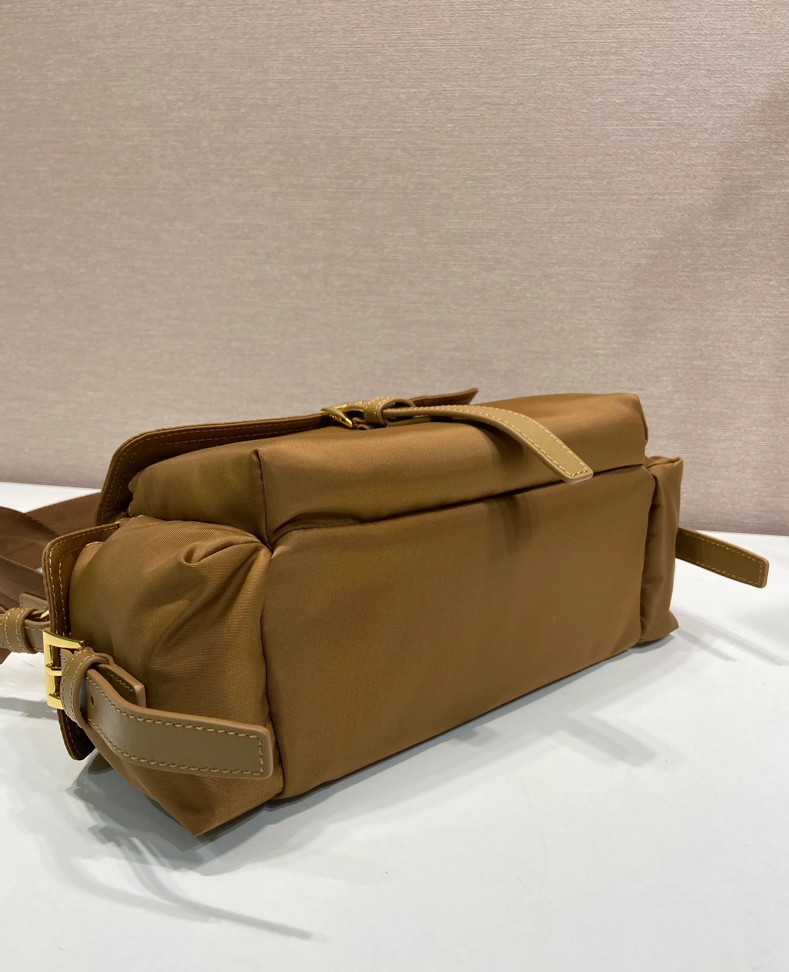 💰1240🎉New messenger bag🎉1BD394 new color🎉🎉 This handbag perfectly combines sophistication and functionality. It is made of recycled nylon material, has a soft outline and is equipped with multiple pockets. Combining sporty and versatile elements, the lightweight and practical design features an enameled triangle metal logo and leather details. Equipped with 2 detachable shoulder straps, large capacity, perfect, and a popular style that will never go out of style. The large size is suitable for both men and women, so hurry up and get it🎉🎉 Length 30x Height 14x Bottom 10cm🎉🎉🎉💰💰💰