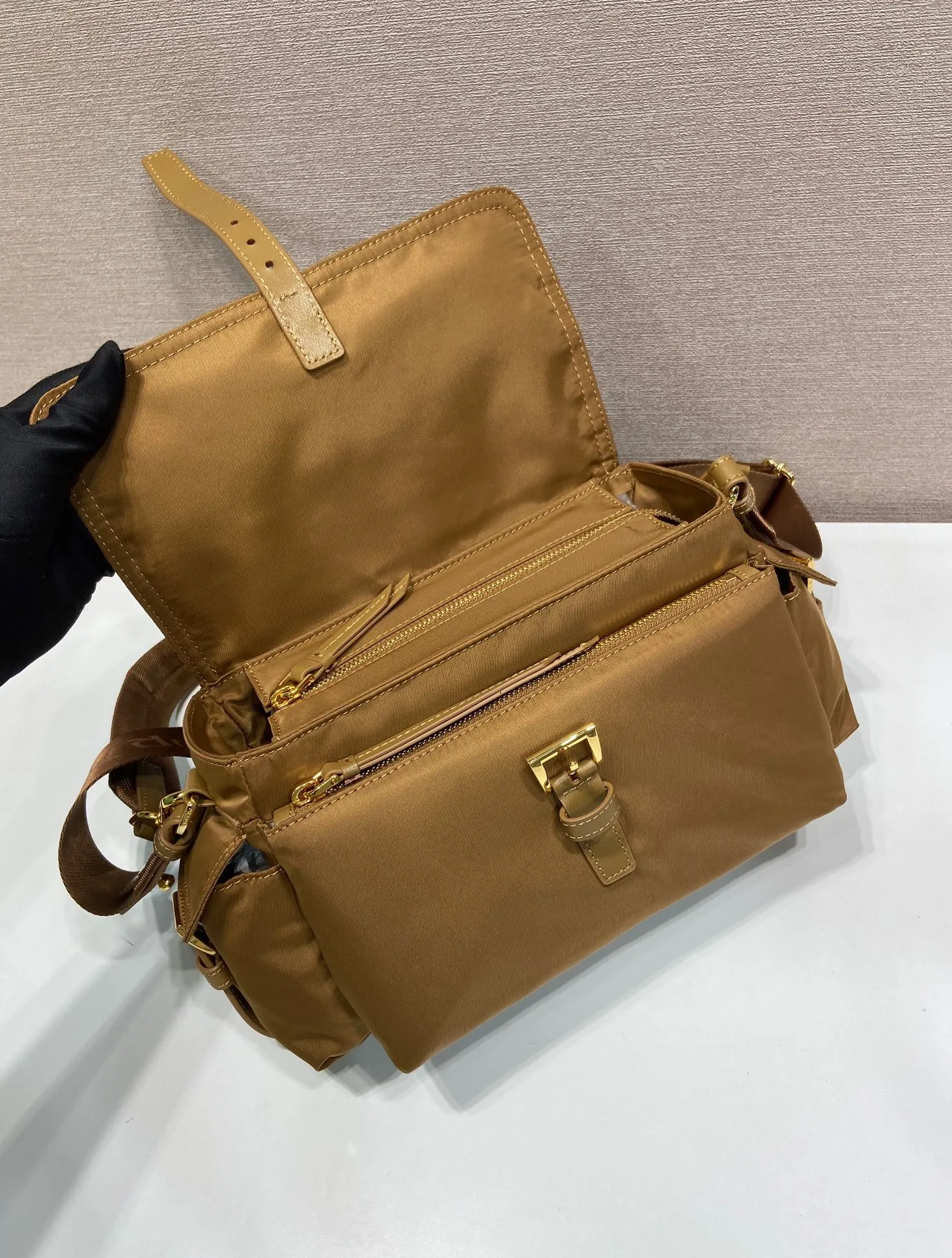 💰1240🎉New messenger bag🎉1BD394 new color🎉🎉 This handbag perfectly combines sophistication and functionality. It is made of recycled nylon material, has a soft outline and is equipped with multiple pockets. Combining sporty and versatile elements, the lightweight and practical design features an enameled triangle metal logo and leather details. Equipped with 2 detachable shoulder straps, large capacity, perfect, and a popular style that will never go out of style. The large size is suitable for both men and women, so hurry up and get it🎉🎉 Length 30x Height 14x Bottom 10cm🎉🎉🎉💰💰💰