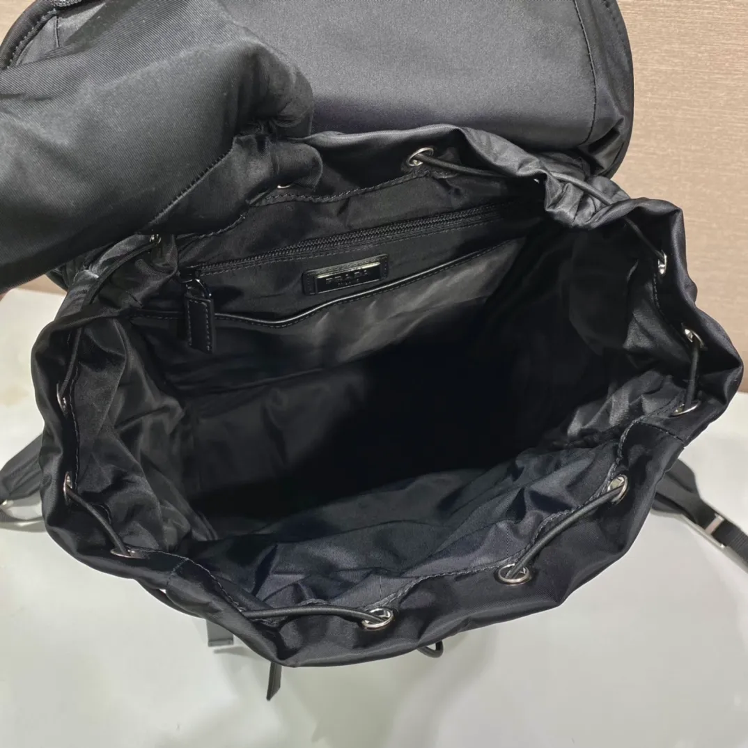 💰1520🎉New backpack/hat🎉2VZ135 rhombus🎉🎉 The design of this backpack is very practical and unique😘It is made of imported nylon fabric/handmade rhombus which is also the main feature of this season😘😘Top brushed hardware👍👍Adds a new flavor to the classic raw materials 😘Equipped with a pull-out fabric hood/adjustable drawstrings, it can block wind/rain//sun during business trips/outings🌞🙊🙊, it’s perfect🎉🎉worth owning, hurry up and get it🎉🎉 Length 27x Height 45x Bottom 17cm 🎉🎉🎉👏👏👏