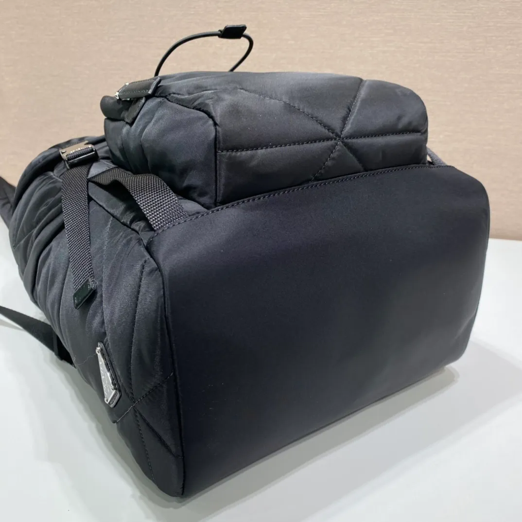 💰1520🎉New backpack/hat🎉2VZ135 rhombus🎉🎉 The design of this backpack is very practical and unique😘It is made of imported nylon fabric/handmade rhombus which is also the main feature of this season😘😘Top brushed hardware👍👍Adds a new flavor to the classic raw materials 😘Equipped with a pull-out fabric hood/adjustable drawstrings, it can block wind/rain//sun during business trips/outings🌞🙊🙊, it’s perfect🎉🎉worth owning, hurry up and get it🎉🎉 Length 27x Height 45x Bottom 17cm 🎉🎉🎉👏👏👏