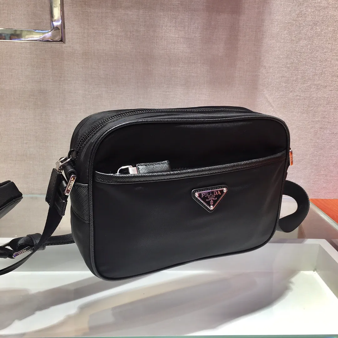 💰920🎉Classic new style🎉Upgraded version 2VH048 has arrived👏👏Original item👍👍Made of imported nylon material, Saffiano leather decoration, polished steel surface metal accessories, adjustable fabric shoulder strap, detachable nylon hanging pouch (can also be hung Decoration on his bag), enamel triangle logo on the outside, logo logo on the inside, zipper closure on the top, zipper pocket on the front, and a zipper pocket inside, light and practical, and a popular style that will never go out of style👍👍Length 23x Height 16x Bottom 7cm👍👍