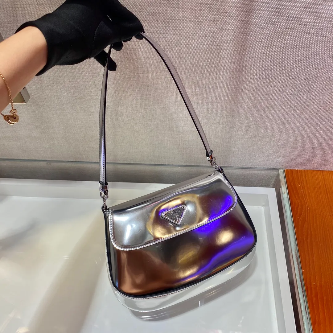 💰1120🎉New armpit bag🎉New second-hand armpit bag😘😘 This year's popular flip-top second-hand armpit bag has always been very popular. The whole leather is delicate and smooth. The special-shaped bag design is cool and fashionable. The capacity is sufficient. It is light and can be packed. It is perfect without being outdated. The retro feel concave shape is another popular style among Internet celebrities. 🙊🙊 Style number: 1BD311 Length 23x Height 18x Bottom 4cm
