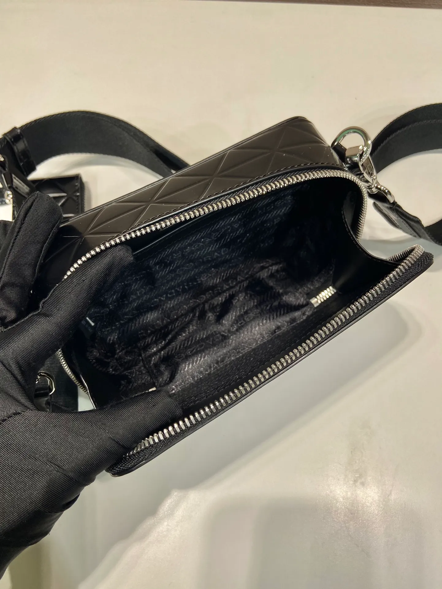 💰1460🎉Embossed Camera Bag🎉2VH070🎉🎉 This Brique leather handbag outlines simple lines and is supplemented by embossed patterns. The hot-printed surface texture presents a tone-on-tone pattern, with detachable and adjustable nylon webbing and a detachable pouch, full of inspiration and fashion, and the upper body effect must be great🎉🎉 Length 19x Height 12.5x Bottom 5.5cm🎉🎉🎉👏👏👏