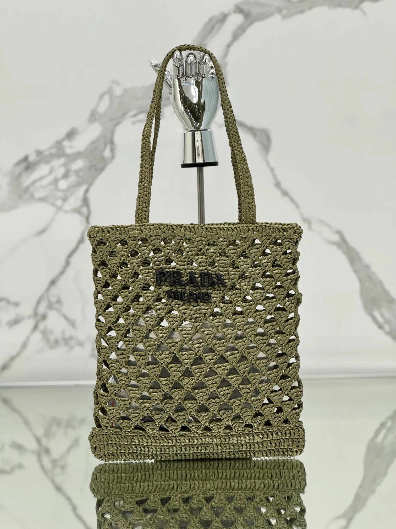 💰1360🌟Straw shopping bag This crochet triangle tote bag reinterprets the classic woven fabric style with a modern and exquisite design, full of summer sentiment. Light. And a contrasting embroidered lettering logo completes the accessory with a unique touch. Style number: Size: 30×31cm Style number: 1BG493