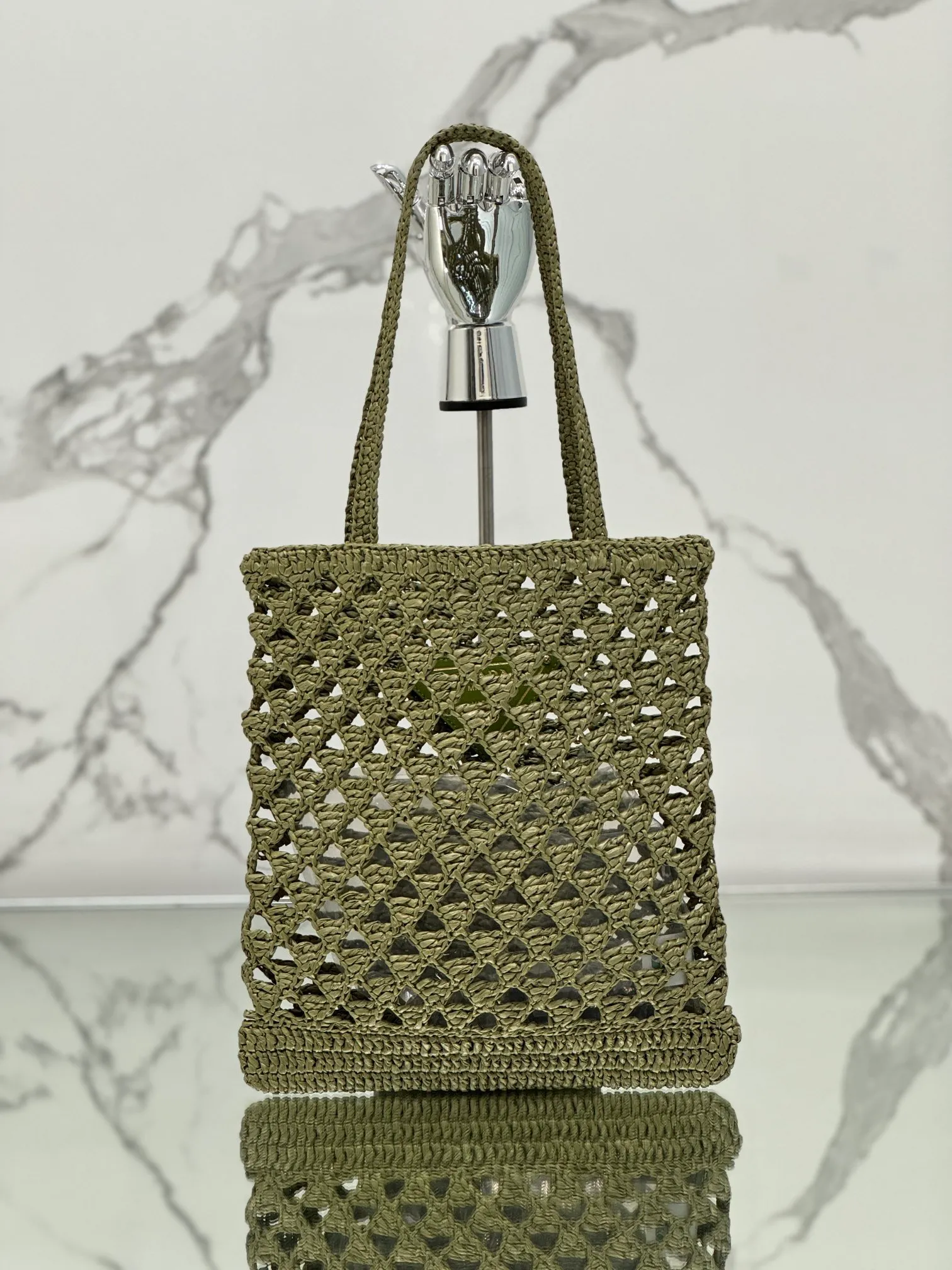 💰1360🌟Straw shopping bag This crochet triangle tote bag reinterprets the classic woven fabric style with a modern and exquisite design, full of summer sentiment. Light. And a contrasting embroidered lettering logo completes the accessory with a unique touch. Style number: Size: 30×31cm Style number: 1BG493