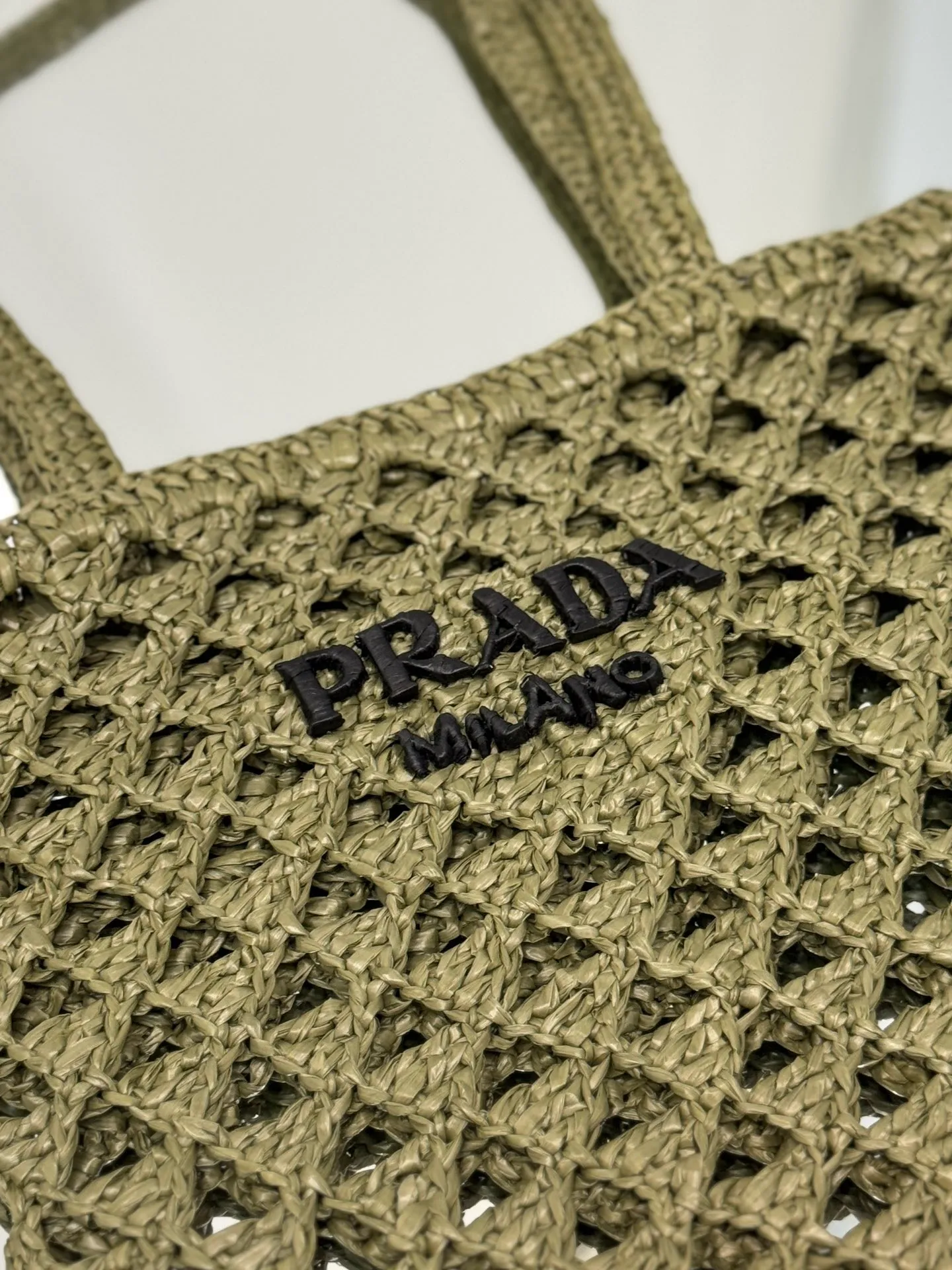 💰1360🌟Straw shopping bag This crochet triangle tote bag reinterprets the classic woven fabric style with a modern and exquisite design, full of summer sentiment. Light. And a contrasting embroidered lettering logo completes the accessory with a unique touch. Style number: Size: 30×31cm Style number: 1BG493