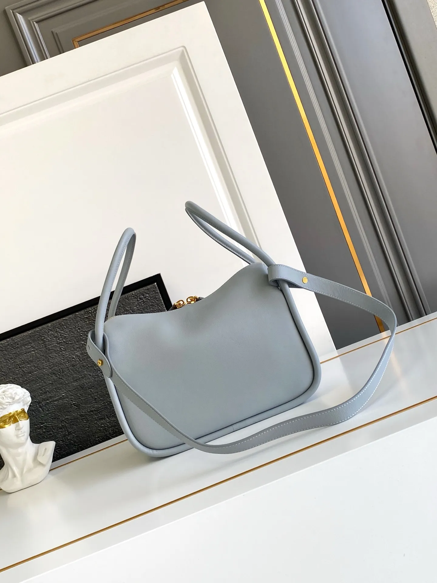 💰1500, new color🔥 ✨New product debut✨2024Summer new product SoftGrain Elf Lunch Box Bag Made of chic and noble calfskin, elegant and simple bag design with smooth and elegant lines. Classic logo on the front, gold triangle logo, zipper opening, long handle, portable and armpit-back, spacious inner pocket with patch pockets to meet exquisite storage needs, perfect details. Model: 1BA451 Size: 25x18x10.5cm