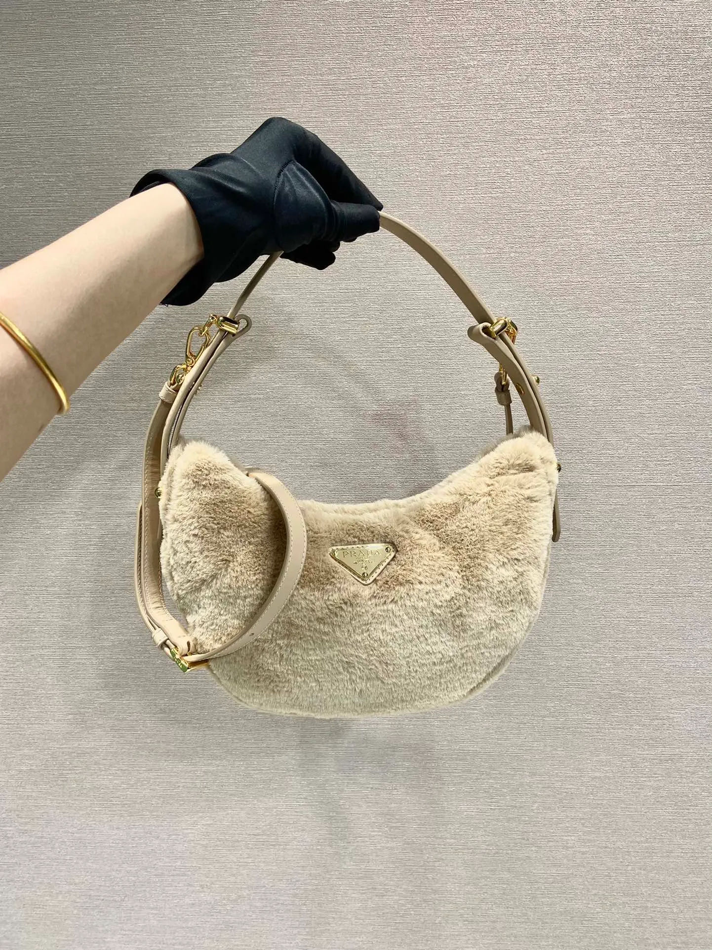 💰1260🎉Moon handbag🎉1BC194 double shoulder strap/wool🎉🎉 This simple Moon handbag is made of soft wool and cowhide, showing a modern and versatile charm. The curved body design is equipped with 2 long/short adjustable shoulder straps, making it easy to change the shape at will. It is equipped with imported lambskin inside, and the metal accessories add a bright style. The upper body effect is very cool/fashionable. It is a must-have item in winter🎉Babies, hurry up and get it🎉 Length 22.5x Height 18.5x Bottom 6.5cm🎉🎉🎉🍊🍊🍊
