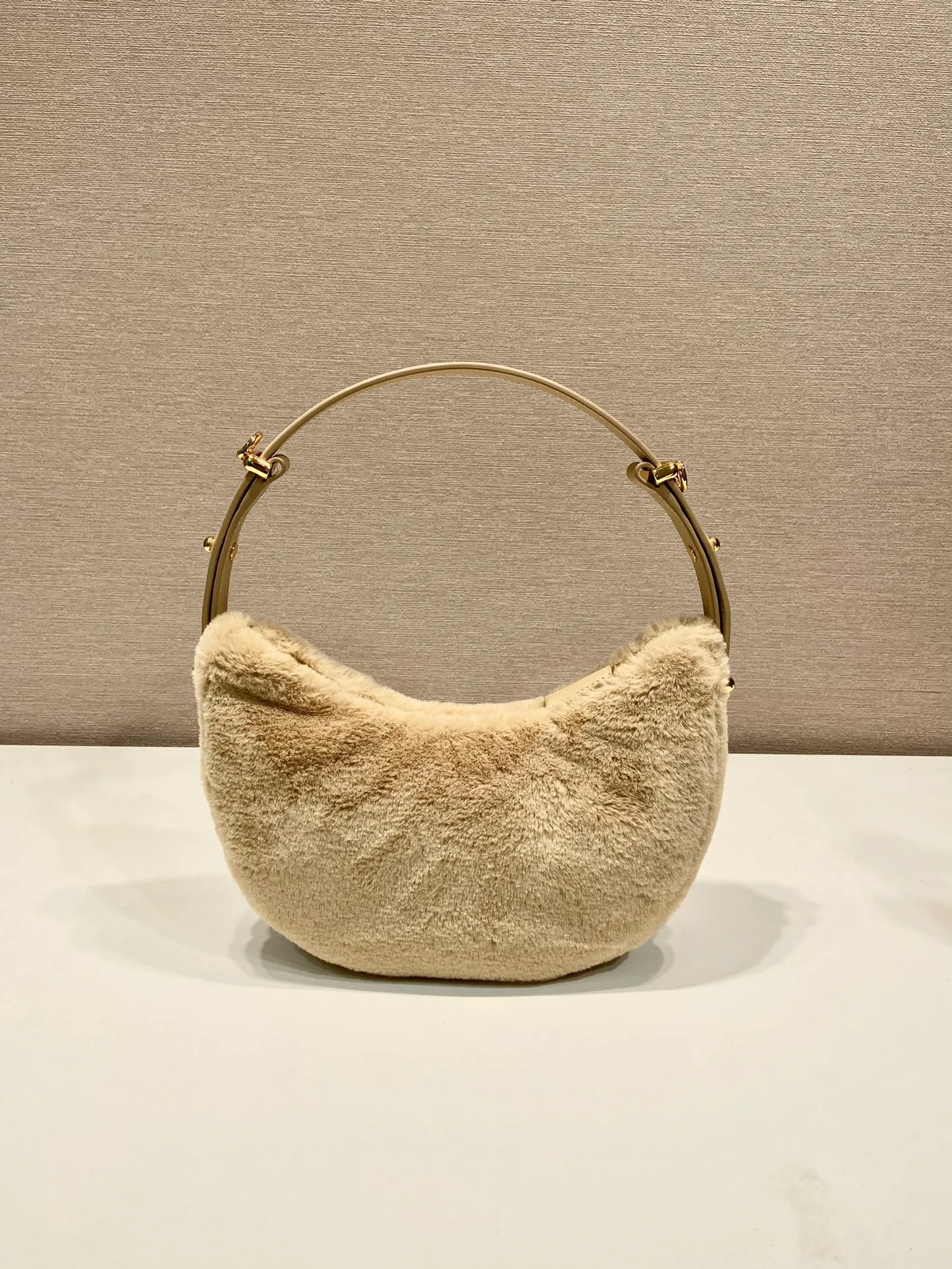 💰1260🎉Moon handbag🎉1BC194 double shoulder strap/wool🎉🎉 This simple Moon handbag is made of soft wool and cowhide, showing a modern and versatile charm. The curved body design is equipped with 2 long/short adjustable shoulder straps, making it easy to change the shape at will. It is equipped with imported lambskin inside, and the metal accessories add a bright style. The upper body effect is very cool/fashionable. It is a must-have item in winter🎉Babies, hurry up and get it🎉 Length 22.5x Height 18.5x Bottom 6.5cm🎉🎉🎉🍊🍊🍊
