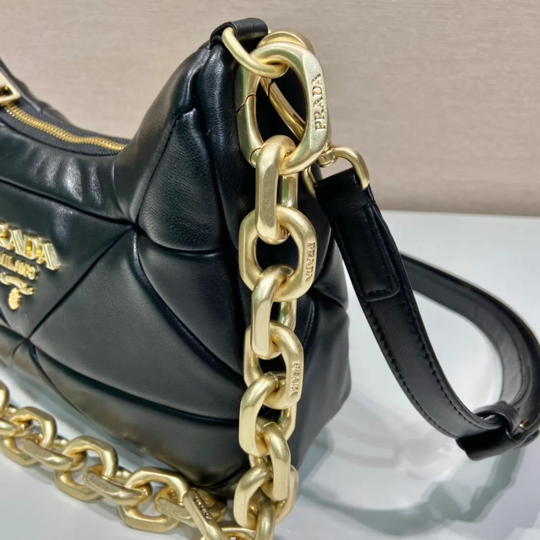 💰1700🎉New style🎉1BD158🎉🎉 This System nappa leather shoulder bag is decorated with a triangular pattern created with gorgeous stitching, highlighting the brand's craftsmanship. The chain handle evokes the association of jewelry and is detachable. The metal lettering logo on the front is outlined with the iconic triangular stitching, and the brand style is immediately visible. Can be carried by hand/shoulder strap/cross-body, highly functional👍If you like babies, hurry up and get it🎉🎉 Length 25 height 18x ​​base 7cm🎉🎉🎉👏👏👏