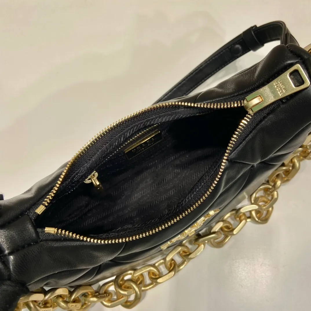💰1700🎉New style🎉1BD158🎉🎉 This System nappa leather shoulder bag is decorated with a triangular pattern created with gorgeous stitching, highlighting the brand's craftsmanship. The chain handle evokes the association of jewelry and is detachable. The metal lettering logo on the front is outlined with the iconic triangular stitching, and the brand style is immediately visible. Can be carried by hand/shoulder strap/cross-body, highly functional👍If you like babies, hurry up and get it🎉🎉 Length 25 height 18x ​​base 7cm🎉🎉🎉👏👏👏