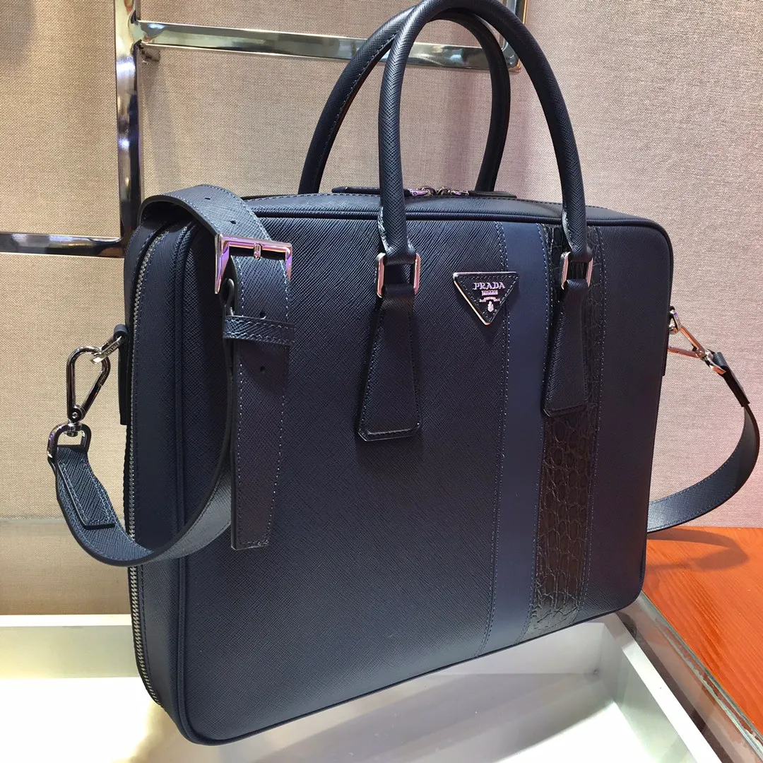 💰2160🎉Exclusive debut🎉2VE011D👍👍Made of imported Saffiano leather material, crocodile leather trim, polished stainless steel finish metal accessories, detachable and adjustable leather shoulder Strap, double handles, wrap-around zipper, internal layout for business use: two mobile phone pockets, one zipper pocket and one sliding pocket, this exquisite style😘😘is quite functional👍crocodile leather trim embellishes the bag body and outlines the silhouette. Looks very fashionable and grand👍👍 Length 36x height 28x bottom 6.5cm👏