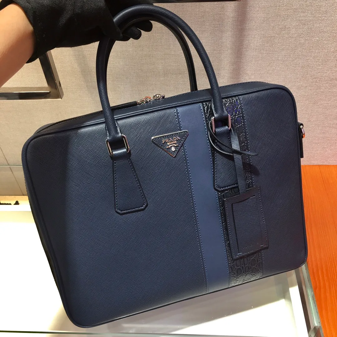 💰2160🎉Exclusive debut🎉2VE011D👍👍Made of imported Saffiano leather material, crocodile leather trim, polished stainless steel finish metal accessories, detachable and adjustable leather shoulder Strap, double handles, wrap-around zipper, internal layout for business use: two mobile phone pockets, one zipper pocket and one sliding pocket, this exquisite style😘😘is quite functional👍crocodile leather trim embellishes the bag body and outlines the silhouette. Looks very fashionable and grand👍👍 Length 36x height 28x bottom 6.5cm👏