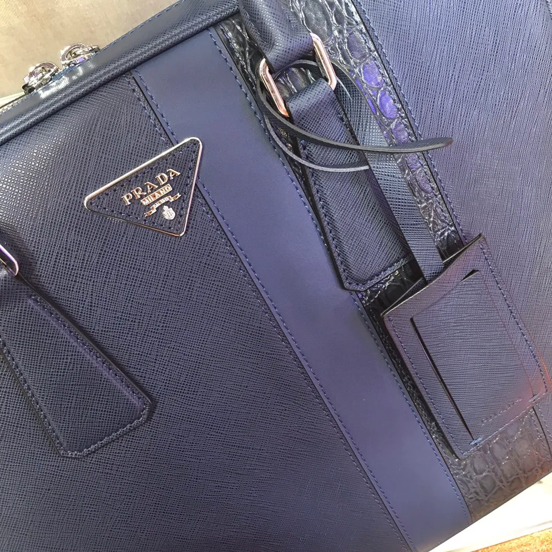 💰2160🎉Exclusive debut🎉2VE011D👍👍Made of imported Saffiano leather material, crocodile leather trim, polished stainless steel finish metal accessories, detachable and adjustable leather shoulder Strap, double handles, wrap-around zipper, internal layout for business use: two mobile phone pockets, one zipper pocket and one sliding pocket, this exquisite style😘😘is quite functional👍crocodile leather trim embellishes the bag body and outlines the silhouette. Looks very fashionable and grand👍👍 Length 36x height 28x bottom 6.5cm👏