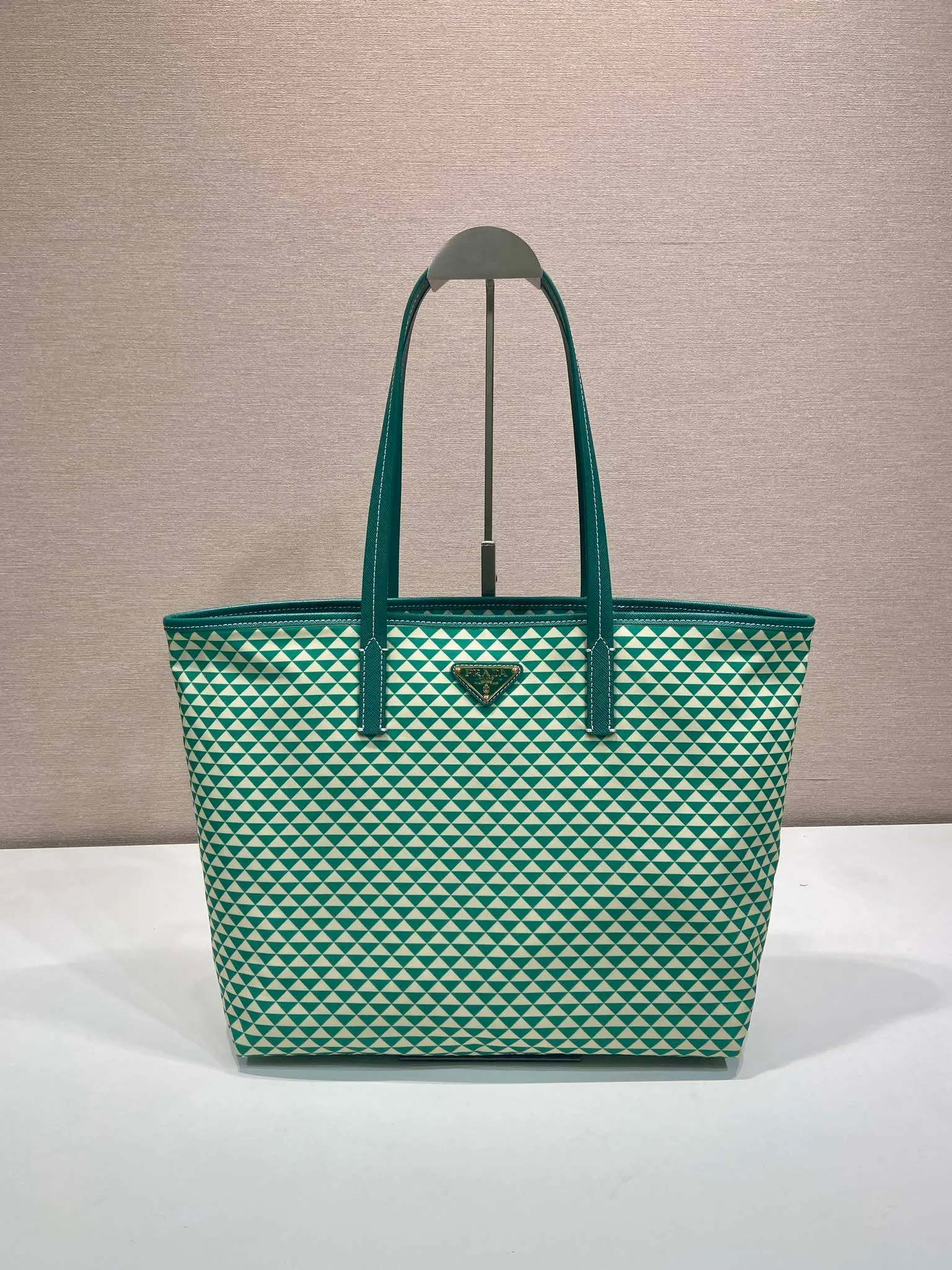 💰1160🎉New tote bag🎉1BD552 new product🎉🎉This Tessuto The Triangulum tote bag is made of imported printed nylon fabric with cross-grain cowhide. The triangular pattern is eye-catching in color and has a large capacity. It is really versatile😘😘The upper body effect is very stylish. Beauties, hurry up and get it🎉🎉. It is a must-have in spring and summer. It is also a popular style that will never go out of style🎉🎉 Length 33c Height 29x Bottom 14cm🎉🎉🎉💰💰💰
