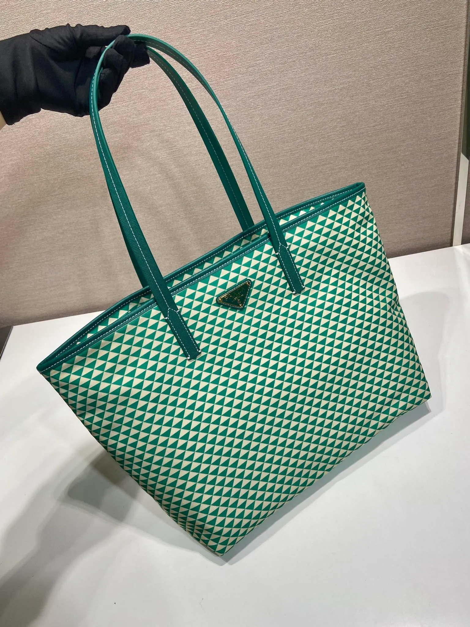 💰1160🎉New tote bag🎉1BD552 new product🎉🎉This Tessuto The Triangulum tote bag is made of imported printed nylon fabric with cross-grain cowhide. The triangular pattern is eye-catching in color and has a large capacity. It is really versatile😘😘The upper body effect is very stylish. Beauties, hurry up and get it🎉🎉. It is a must-have in spring and summer. It is also a popular style that will never go out of style🎉🎉 Length 33c Height 29x Bottom 14cm🎉🎉🎉💰💰💰