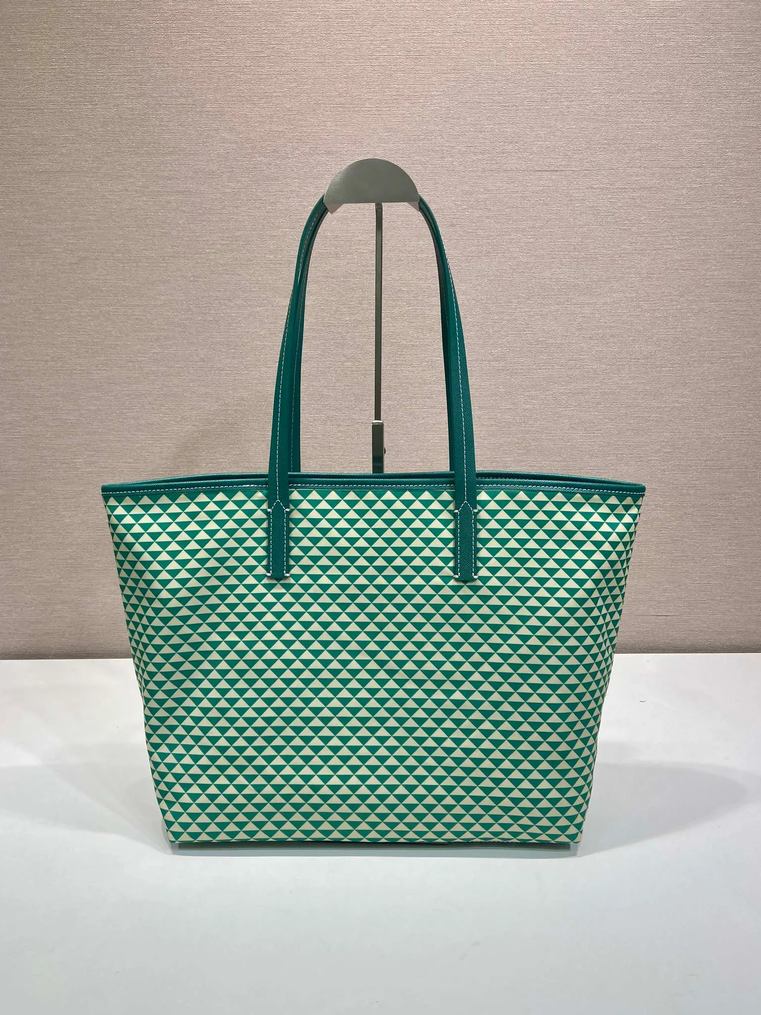 💰1160🎉New tote bag🎉1BD552 new product🎉🎉This Tessuto The Triangulum tote bag is made of imported printed nylon fabric with cross-grain cowhide. The triangular pattern is eye-catching in color and has a large capacity. It is really versatile😘😘The upper body effect is very stylish. Beauties, hurry up and get it🎉🎉. It is a must-have in spring and summer. It is also a popular style that will never go out of style🎉🎉 Length 33c Height 29x Bottom 14cm🎉🎉🎉💰💰💰