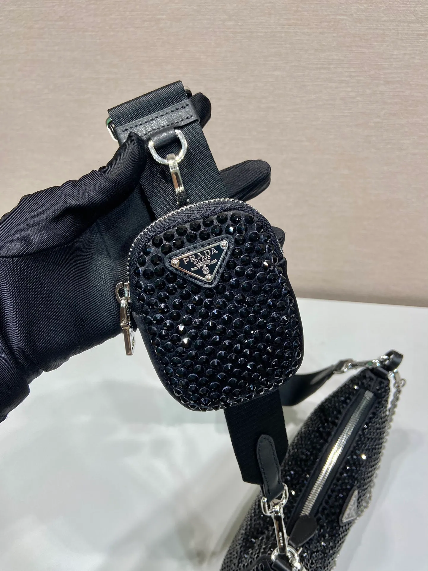 💰1500🎉Flash diamonds three-in-one🎉2023 new color 1BH204 flash diamonds🎉🎉 The most beautiful and sparkling rhinestones ؔ😘😘Imported diamond nets. Shiny appearance. The blingbling effect under night light is very eye-catching. The return rate is very high🙈🙈One pack has three uses😘😘My favorite thing is that there is a small pendant (small bag) hanging on the shoulder strap, and people will praise it wherever I take it😘This kind of sparkling diamond bag is also very easy to match with clothes. Length 22x Height 16x Bottom 6cm