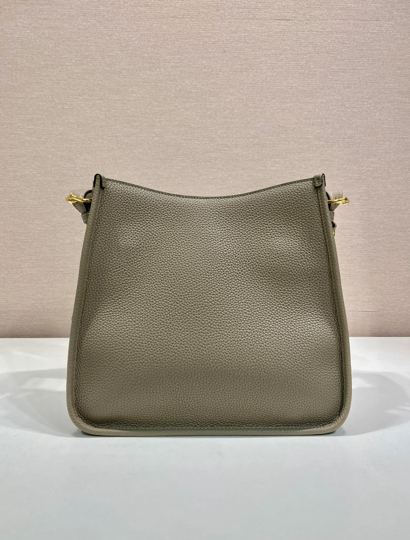 💰1800👏New fabric cross-body bag👏1BC073 large tote bag This leather mini shoulder bag has a simple design. A metallic triangle logo on the front adds signature tone. Equipped with detachable/adjustable logo printed webbing, the upper body effect is very beautiful😘😘highlighting its modern style. High fashion is the main fashion for daily matching. Hurry up and get it, it’s so beautiful👏👏 Length 30xH 28xH 12cm👏👏👏😘😘😘