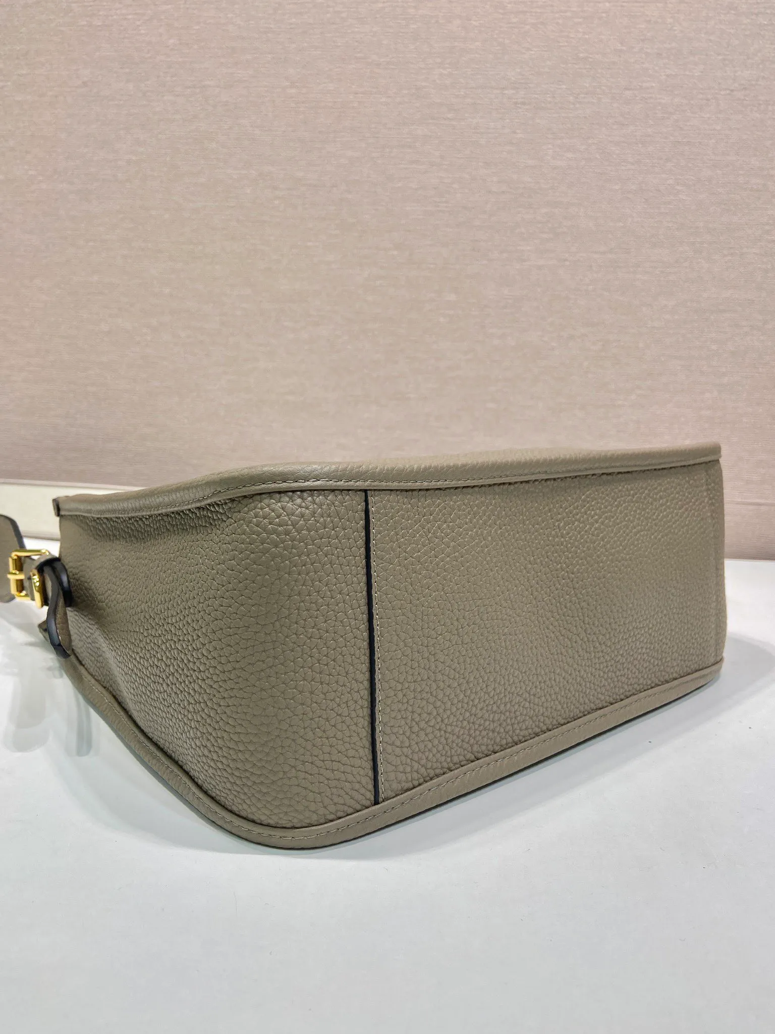 💰1800👏New fabric cross-body bag👏1BC073 large tote bag This leather mini shoulder bag has a simple design. A metallic triangle logo on the front adds signature tone. Equipped with detachable/adjustable logo printed webbing, the upper body effect is very beautiful😘😘highlighting its modern style. High fashion is the main fashion for daily matching. Hurry up and get it, it’s so beautiful👏👏 Length 30xH 28xH 12cm👏👏👏😘😘😘